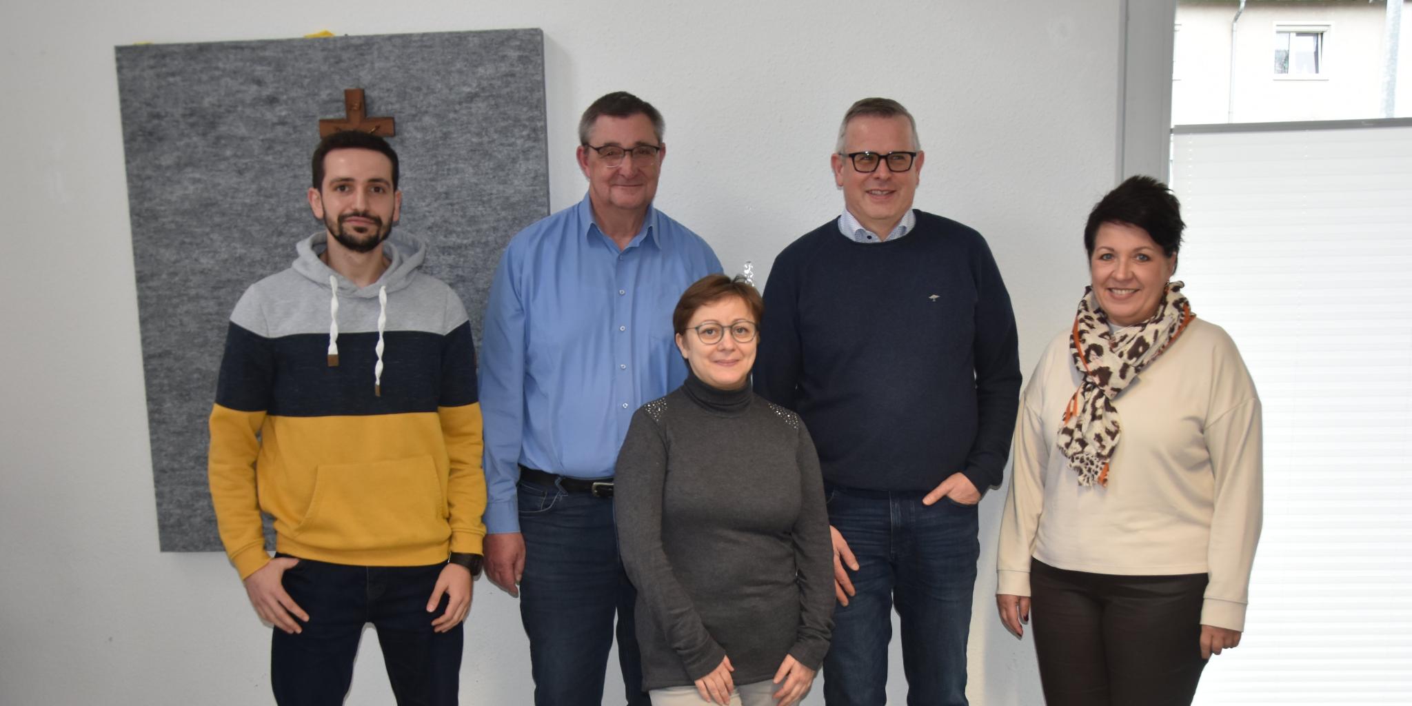 Sprachmittler Mohamad Hamza Alsalkini, Ämterlotse Guido Speicher, Ehrenamtskoordinatorin Annalisa Crisetti, Pastoralreferent Christoph Morgen und Steffi Dincher-Puhl, Teamleiterin im Caritas Beratungszentrum Völklingen.