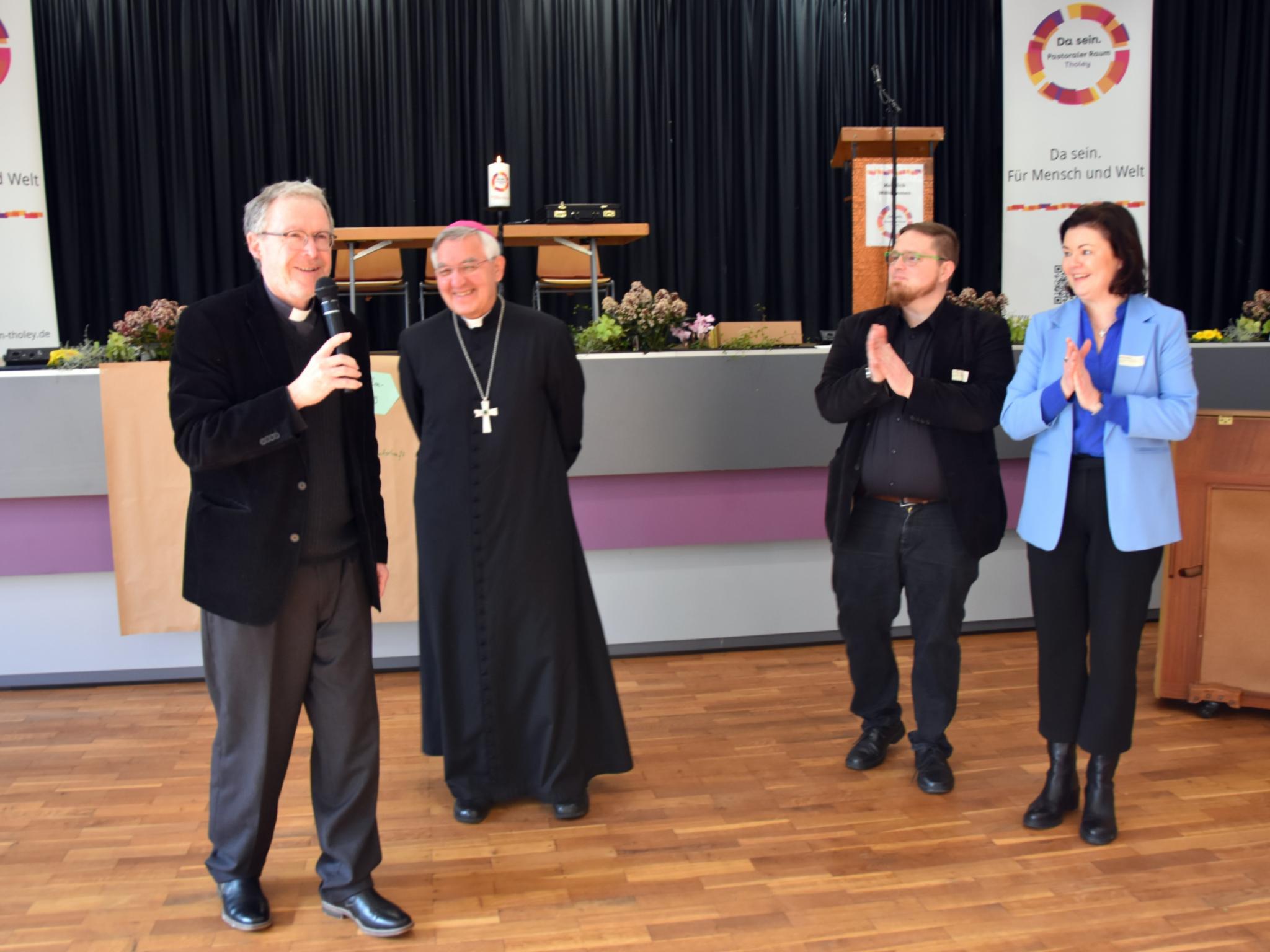 Dekan Theo Welsch, Weihbischof Franz Josef Gebert, Sebastian Leinenbach und Susanne Zöhler.