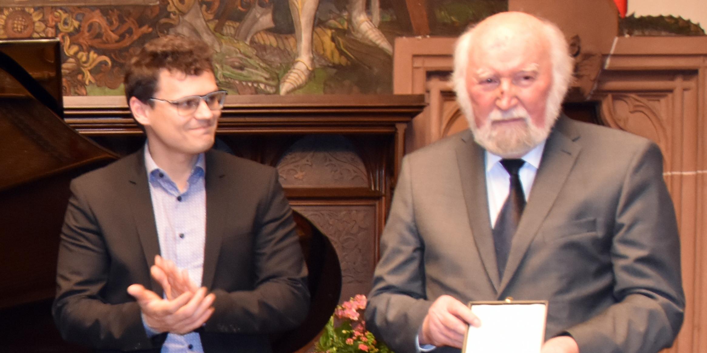 Der Geschäftsführer der Synogogengemeinde Saar Evgenij Mrinski überreicht Professor Herbert Jochum die Friedrich-Schlomo-Rabbiner-Rülf-Medaille.