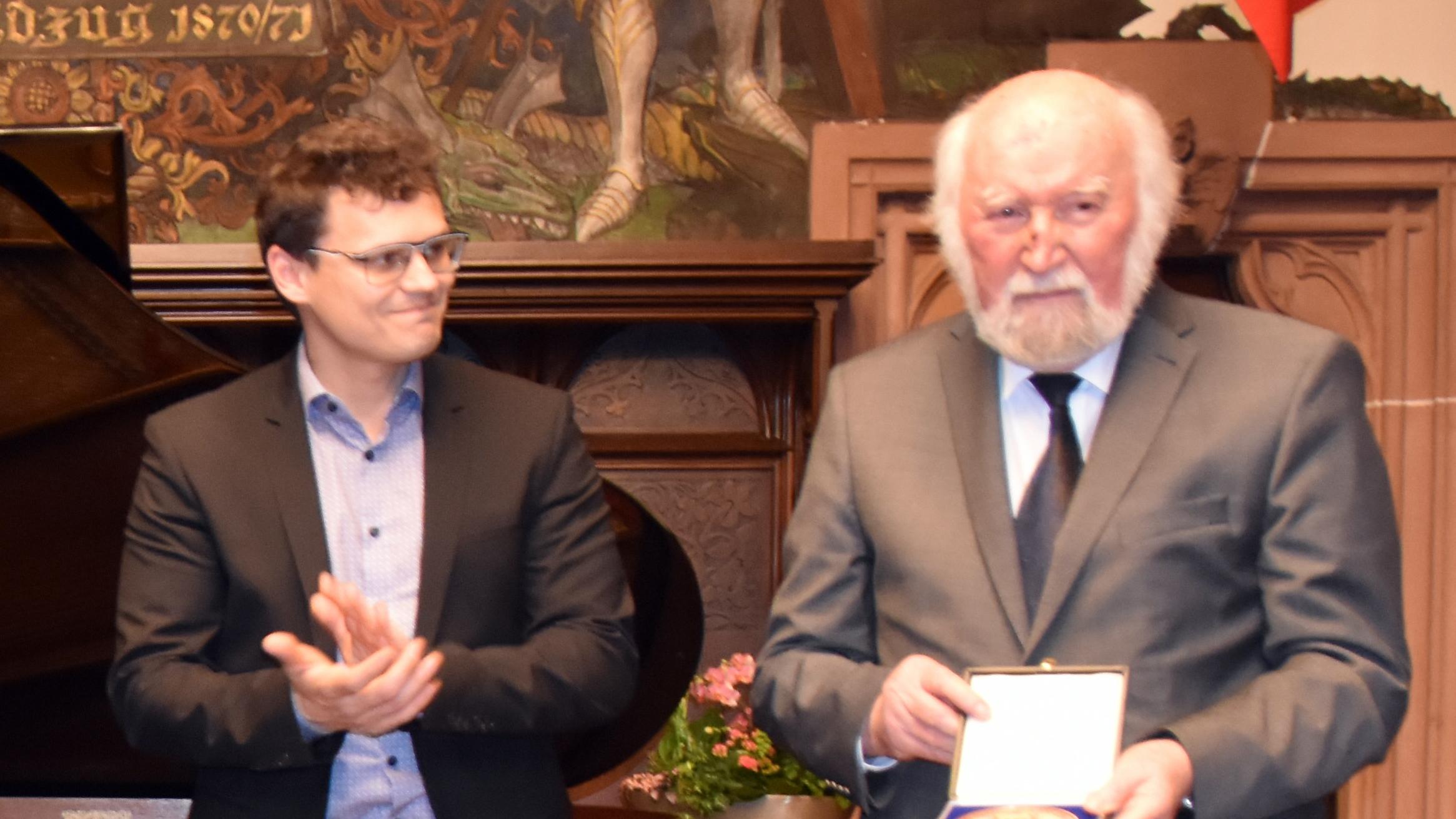Der Geschäftsführer der Synogogengemeinde Saar Evgenij Mrinski überreicht Professor Herbert Jochum die Friedrich-Schlomo-Rabbiner-Rülf-Medaille.