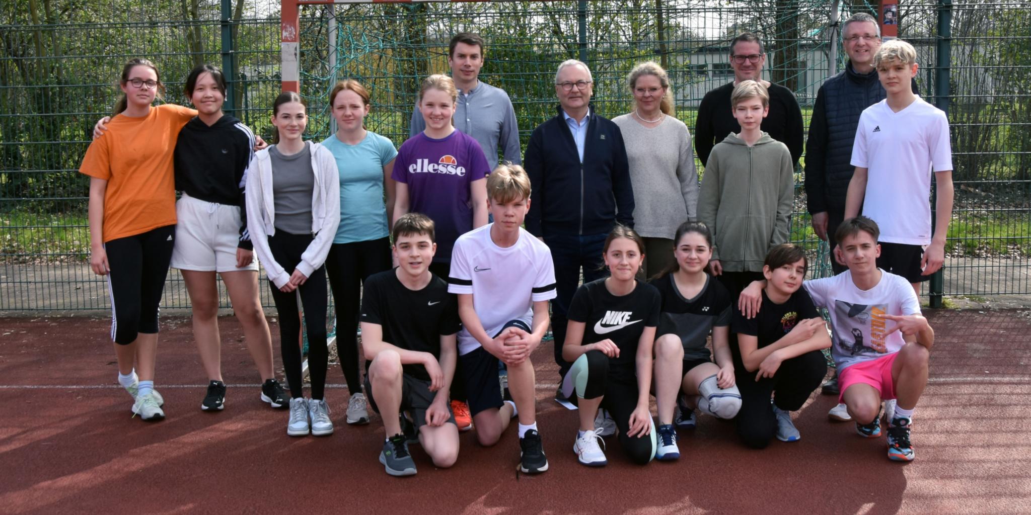 Schülerinnen und Schüler der Klasse 7b und ihre Lehrer Stephan Arnold, Stefan Kilz, Annemarie Reimers, Mark Kopp und Schulpfarrer Bernd Schütz.
