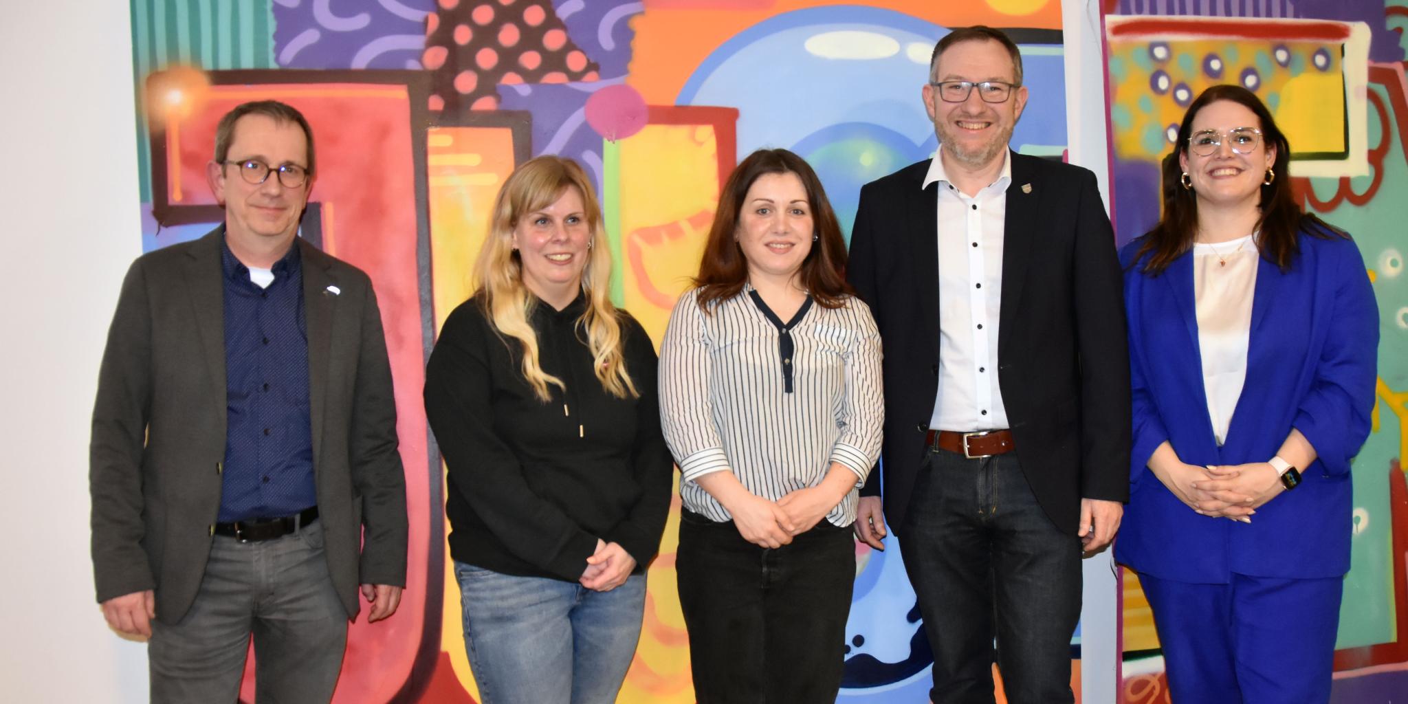 Pfarrer Clemens Kiefer, die Sozialarbeiterinnen Sabrina Alt und Stefanie Graf, Landrat Sören Meng und Bürgermeisterin Lisa Hensler.