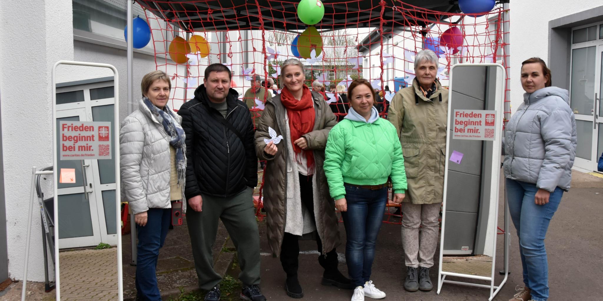 Marina Mokin, Yurii Dykun, Anne Sturm, Yevheniia Dykun, Gisela Brill und Tetiana Safina betreuen die Aktion.
