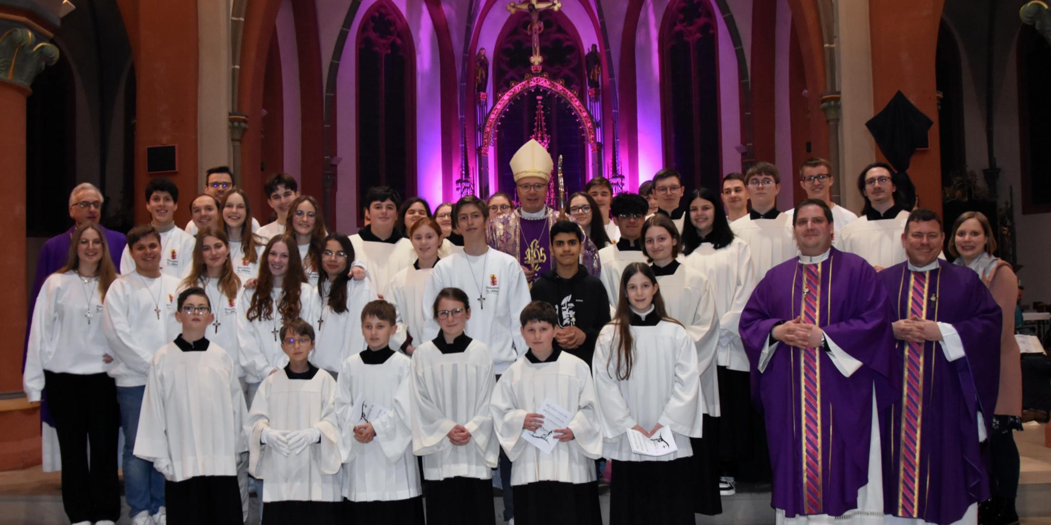 20 Jugendliche des Regnum Christi und ebensoviele Messdinerinnen und Messdiener der Pfarrei beim Gruppenfoto mit Bischof Ackermann und den Patres des Ordens der Legionäre Christi.