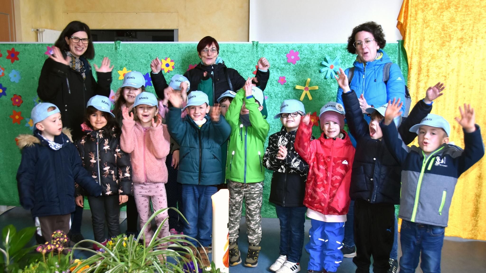 Die Kinder der katholischen Kita St. Maximin aus Dillingen-Pachten freuen sich über die Auferstehung Jesu. Mit Gemeindereferentin Jessica Schanno (links) und den Erzieherinnen Katja Bergum und Annette Winter.