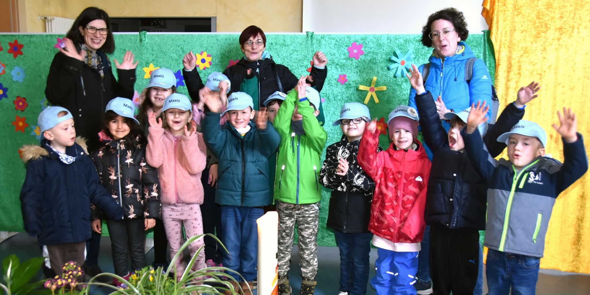 Die Kinder der katholischen Kita St. Maximin aus Dillingen-Pachten freuen sich über die Auferstehung Jesu. Mit Gemeindereferentin Jessica Schanno (links) und den Erzieherinnen Katja Bergum und Annette Winter.