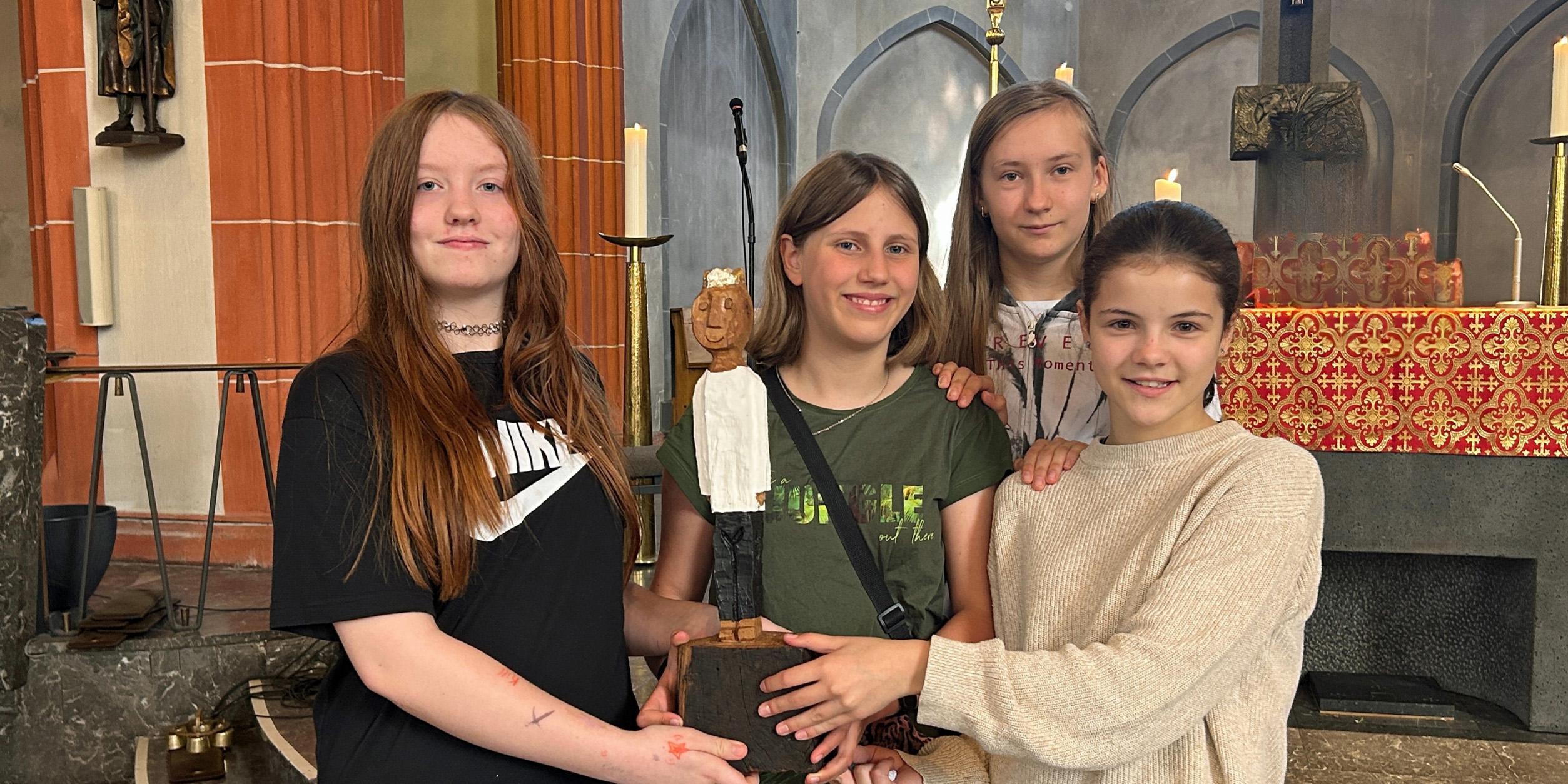 Vier Schülerinnen der Marienschule freuen sich über den Besuch der Königsfigur.
