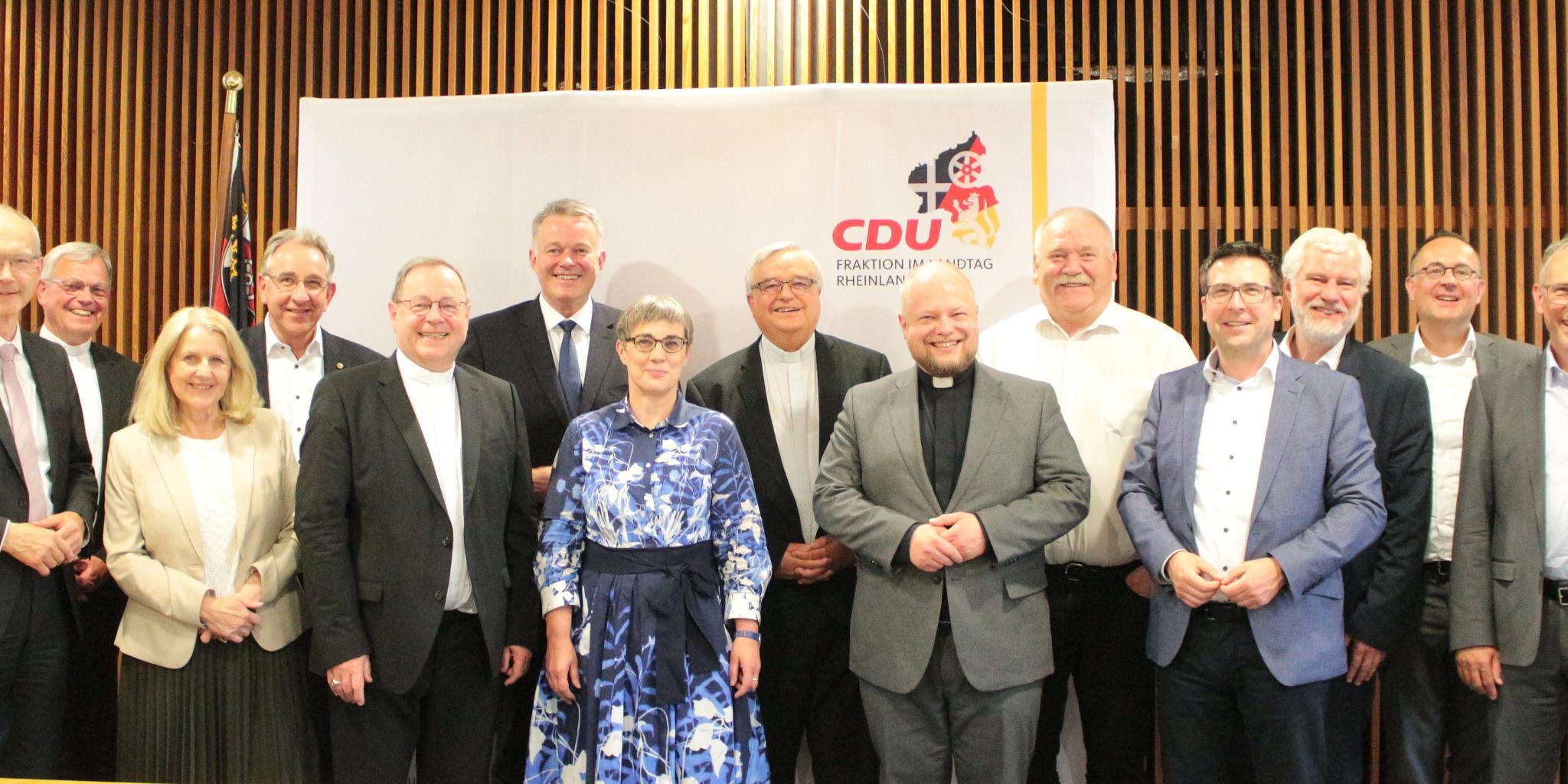 Beim Spitzentreffen kam die CDU-Landtagsfraktion mit den Leitungen der in Rheinland-Pfalz angesiedelten Bistümern sowie Vertretern des Katholischen Büros zusammen.
