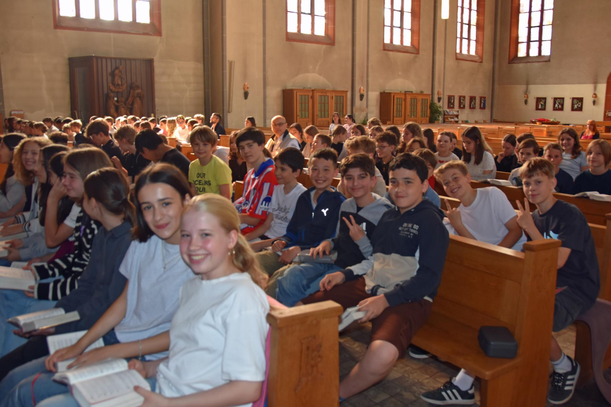 Die vier sechsten Klassen der Marienschule nahmen am Gottesdienst teil.
