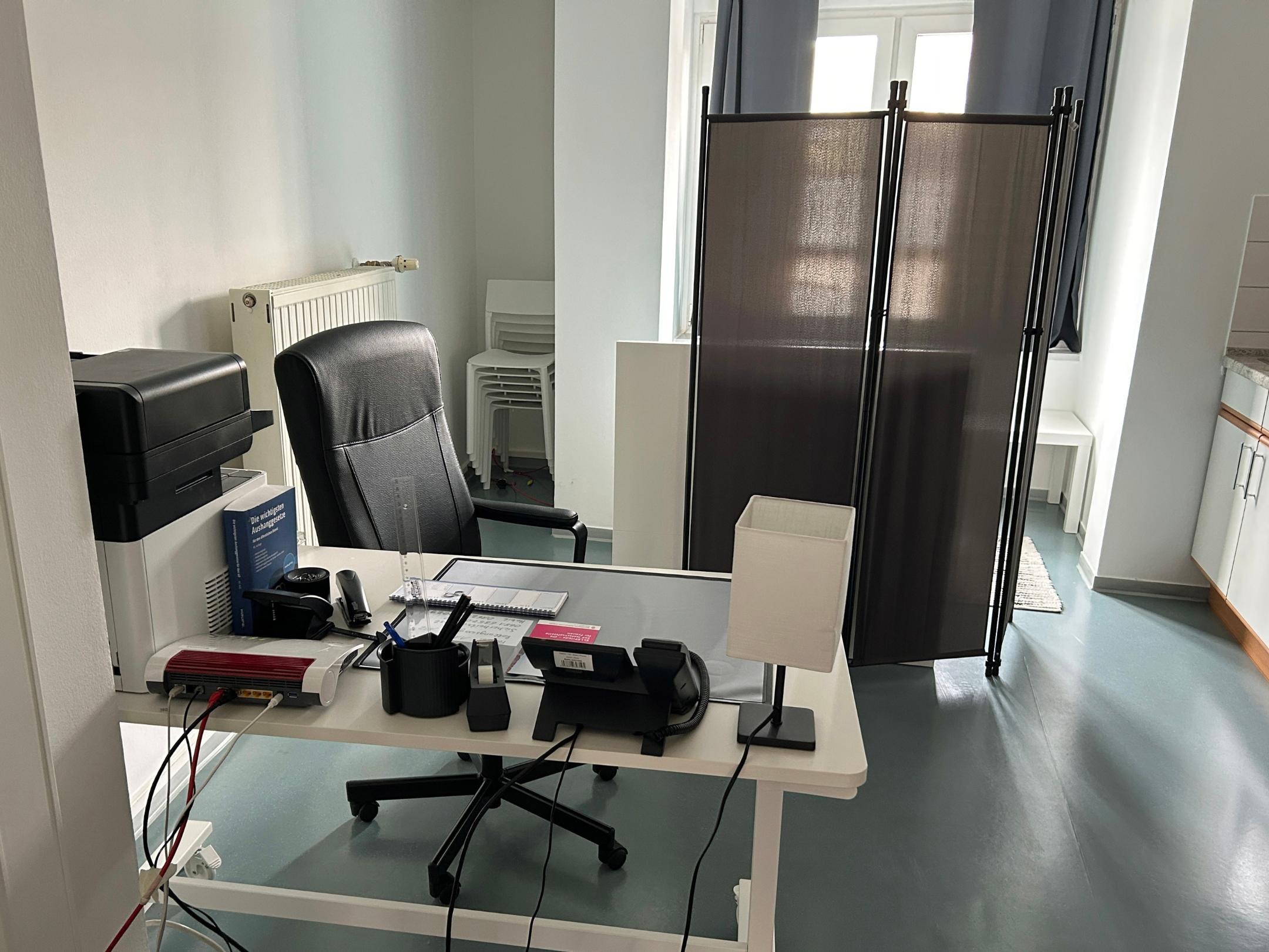 Damit Frauen ohne Telefon Anrufe tätigen können, gibt es einen extra Arbeitsplatz.