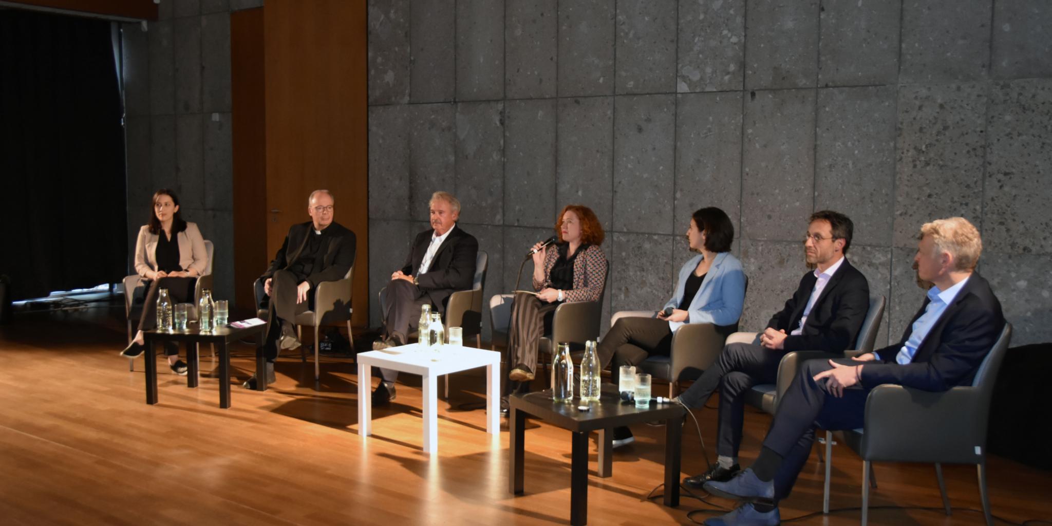 Es diskutierten: Carolin Ackermann, Stephan Ackermann, Jean Asselborn, Sabine Wachs, Stelle Pazzi, Thomas Bousonville und Stephan Toscani.