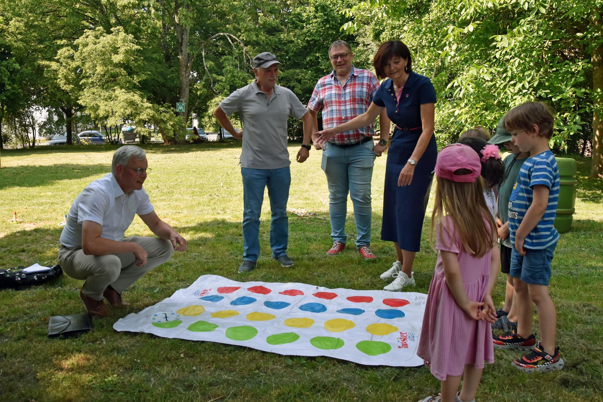Generalvikar Ulrich von Plettenberg (links) besucht die Kinder der Kita in der Landesaufnahmestelle gemeinsam mit Helmut Selzer (Geschäftsführer Caritas), Sascha Weidig (Leiter LaSt) und Ordinariatsdirektorin Katja Göbel.