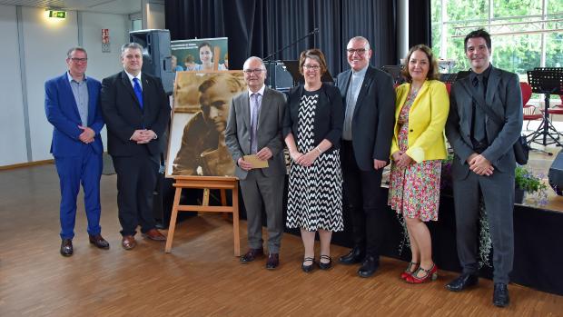 Realschulleiter Stephan Arnold, stellvertretender Gymnasialleiter Christian Dahlke, Schulleiter Stefan Kilz, die Leiterin der Schulabteilung im BGV Kerstin Schmitz-Stuhlträger,  Leiter des Bereichs Kinder, Jugend und Bildung im BGV Matthias Struth sowie Claudia Priester und Pascal Ohlmann vom Saar-Bildungsministerium (von links).