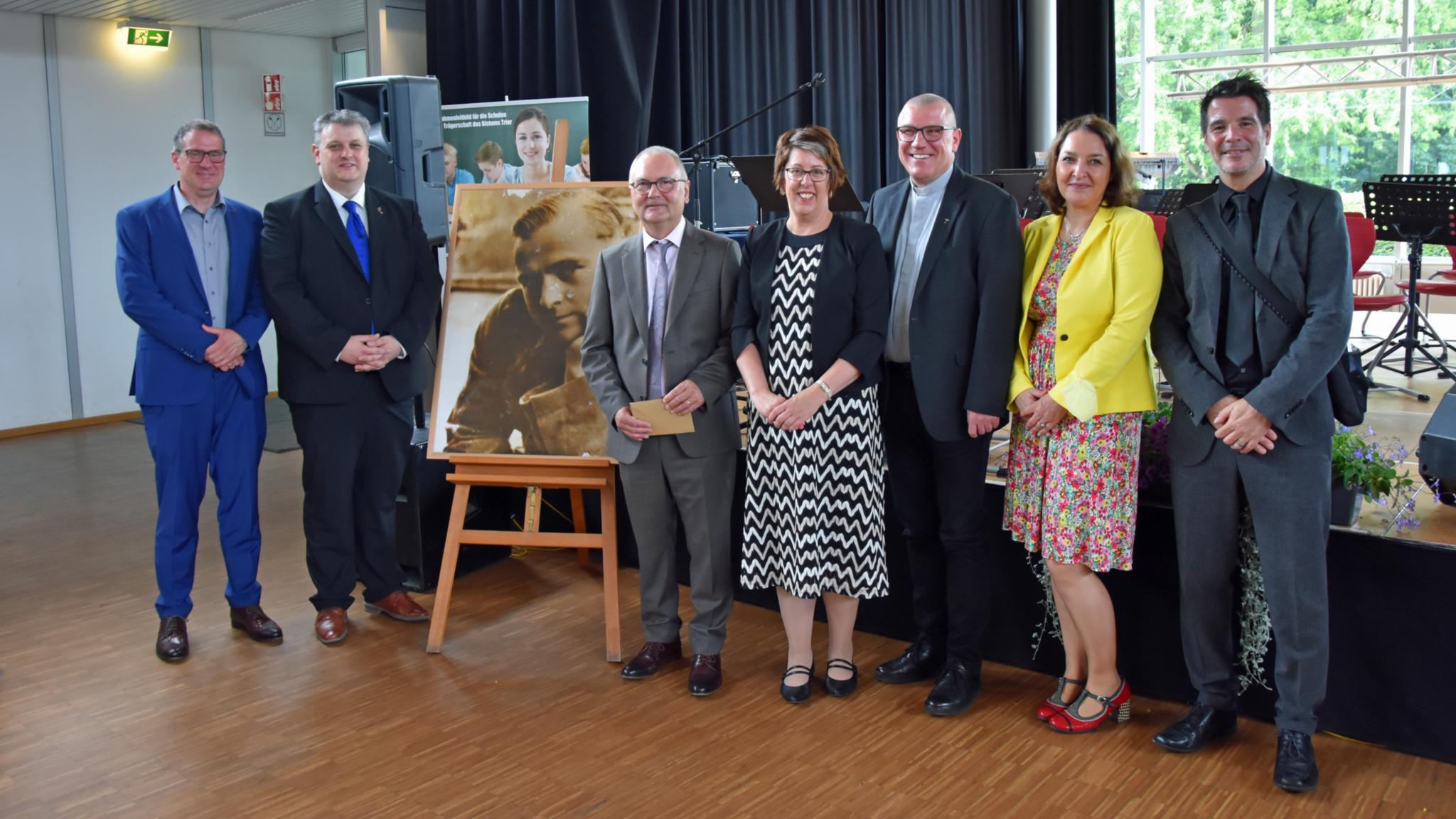 Realschulleiter Stephan Arnold, stellvertretender Gymnasialleiter Christian Dahlke, Schulleiter Stefan Kilz, die Leiterin der Schulabteilung im BGV Kerstin Schmitz-Stuhlträger,  Leiter des Bereichs Kinder, Jugend und Bildung im BGV Matthias Struth sowie Claudia Priester und Pascal Ohlmann vom Saar-Bildungsministerium (von links).
