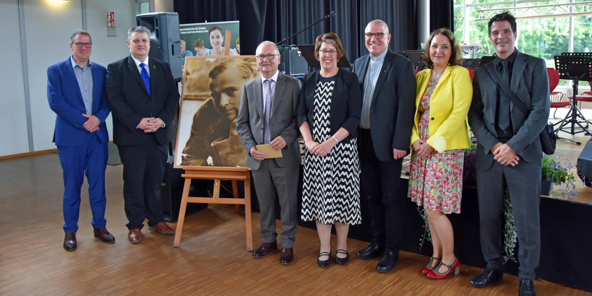 Realschulleiter Stephan Arnold, stellvertretender Gymnasialleiter Christian Dahlke, Schulleiter Stefan Kilz, die Leiterin der Schulabteilung im BGV Kerstin Schmitz-Stuhlträger, Leiter des Bereichs Kinder, Jugend und Bildung im BGV Matthias Struth sowie Claudia Priester und Pascal Ohlmann vom Saar-Bildungsministerium (von links).