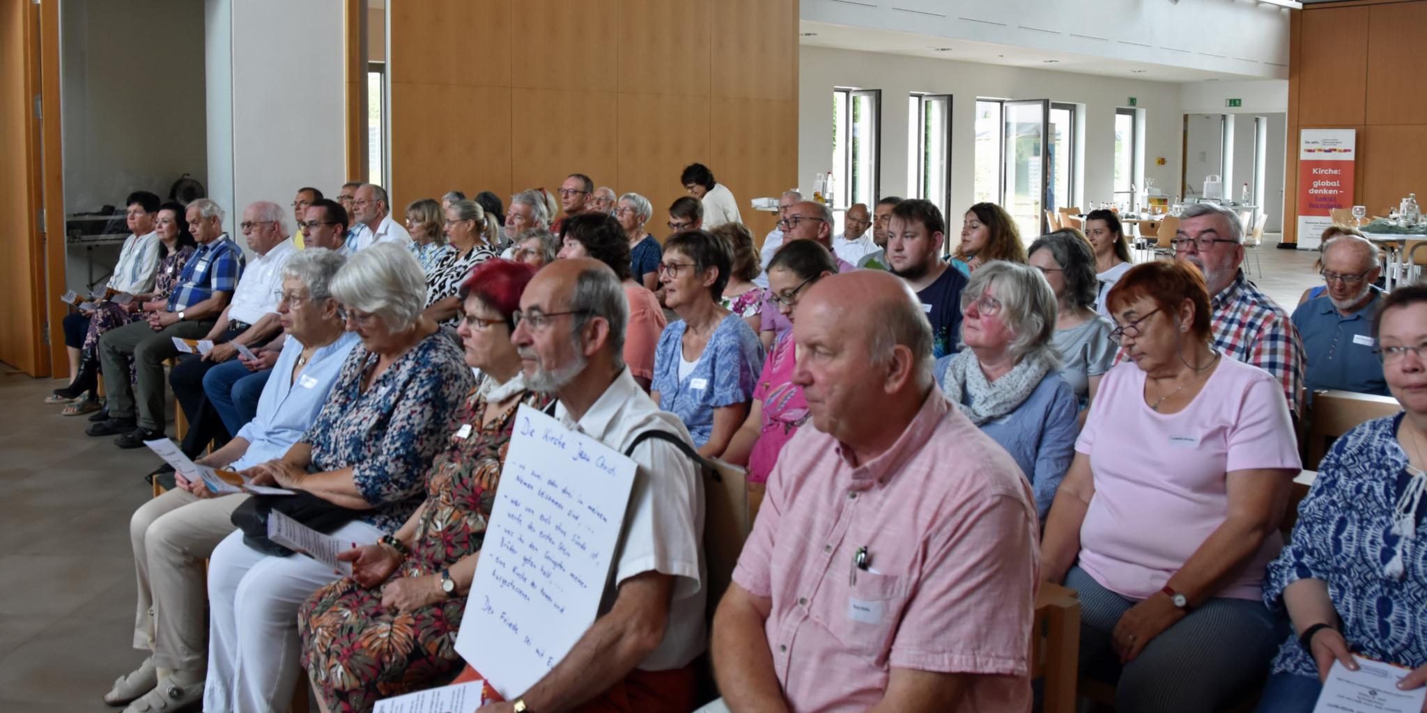 Rund 90 ehren- und hauptamtlich Engagierte kamen zur ersten Synodalversammlung des Pastoralen Raums Neunkirchen ins Pfarrheim St. Johannes in Wellesweiler.