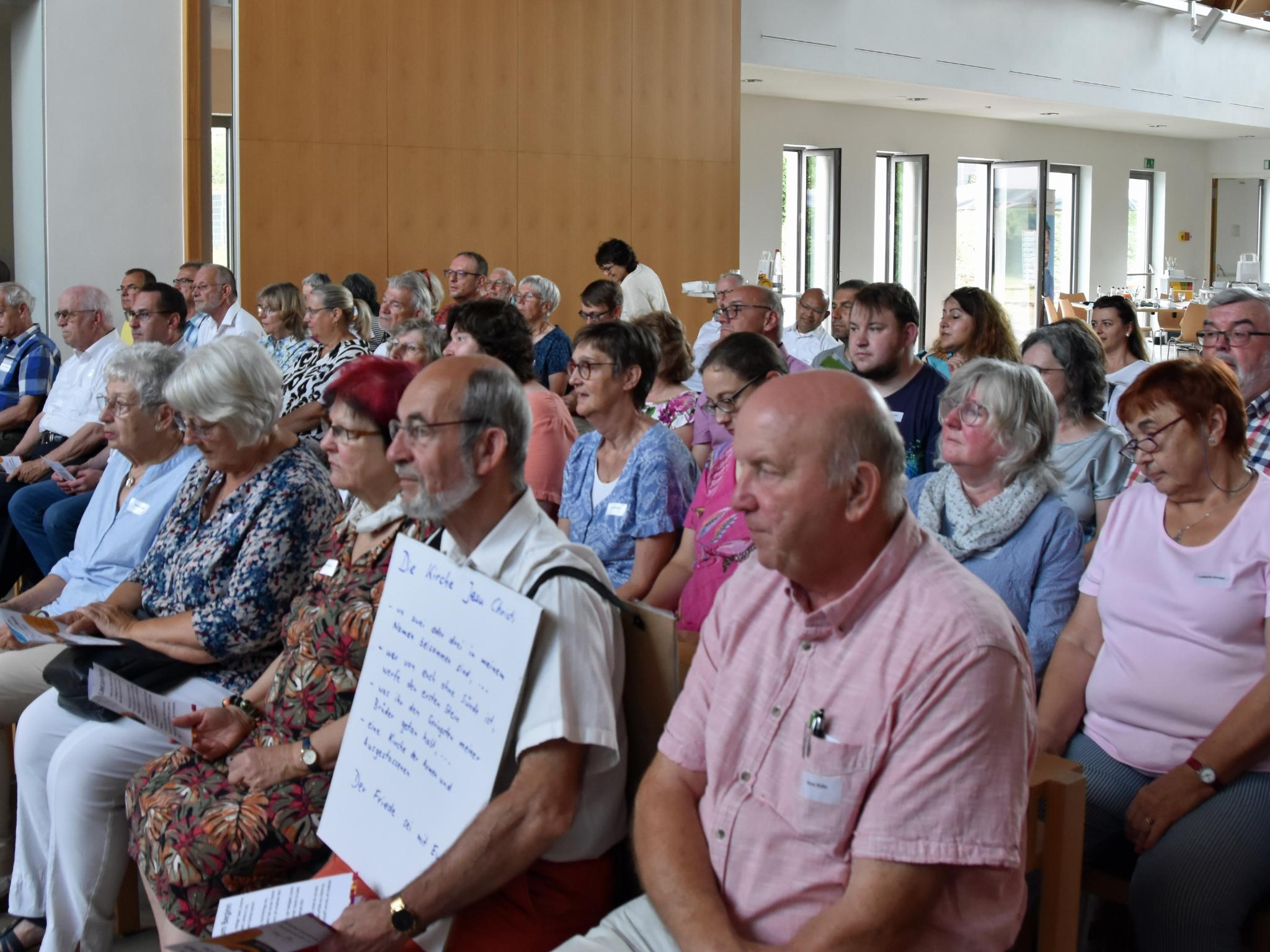 Rund 90 ehren- und hauptamtlich Engagierte kamen zur ersten Synodalversammlung des Pastoralen Raums Neunkirchen ins Pfarrheim St. Johannes in Wellesweiler.