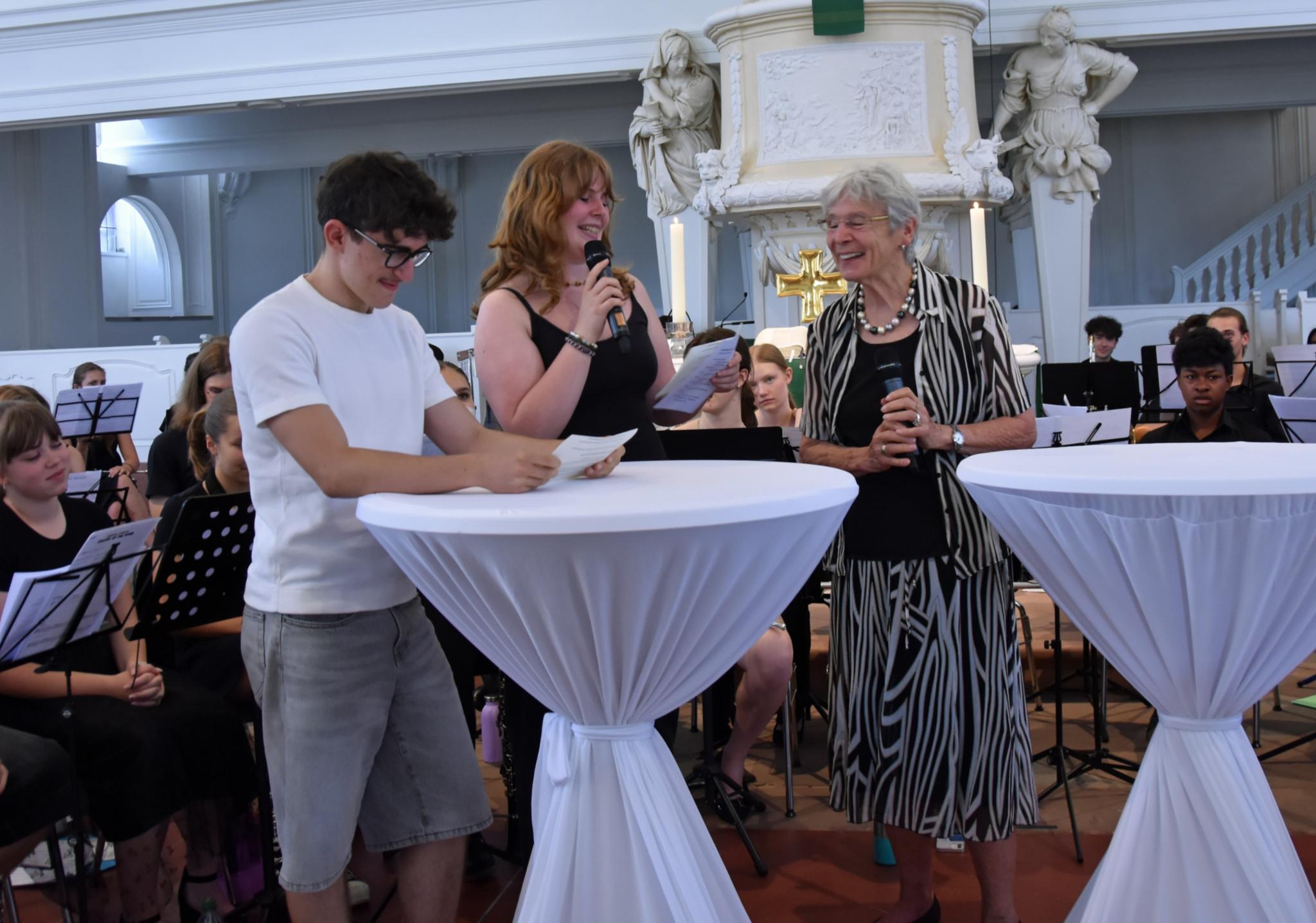 Matteo und Helena befragen Christa Feneberg über ihre Schulzeit in den 1950er Jahren.