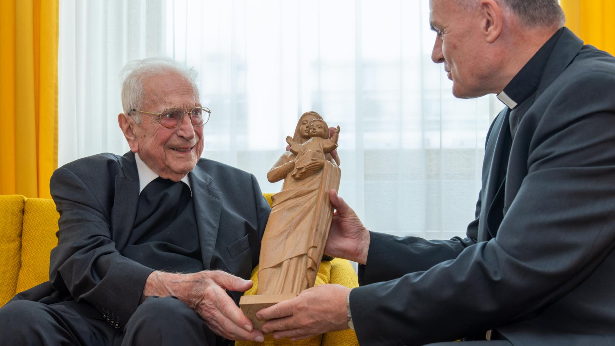 Pfarrer Maas übergibt die Marienstatue an Bischof Muser