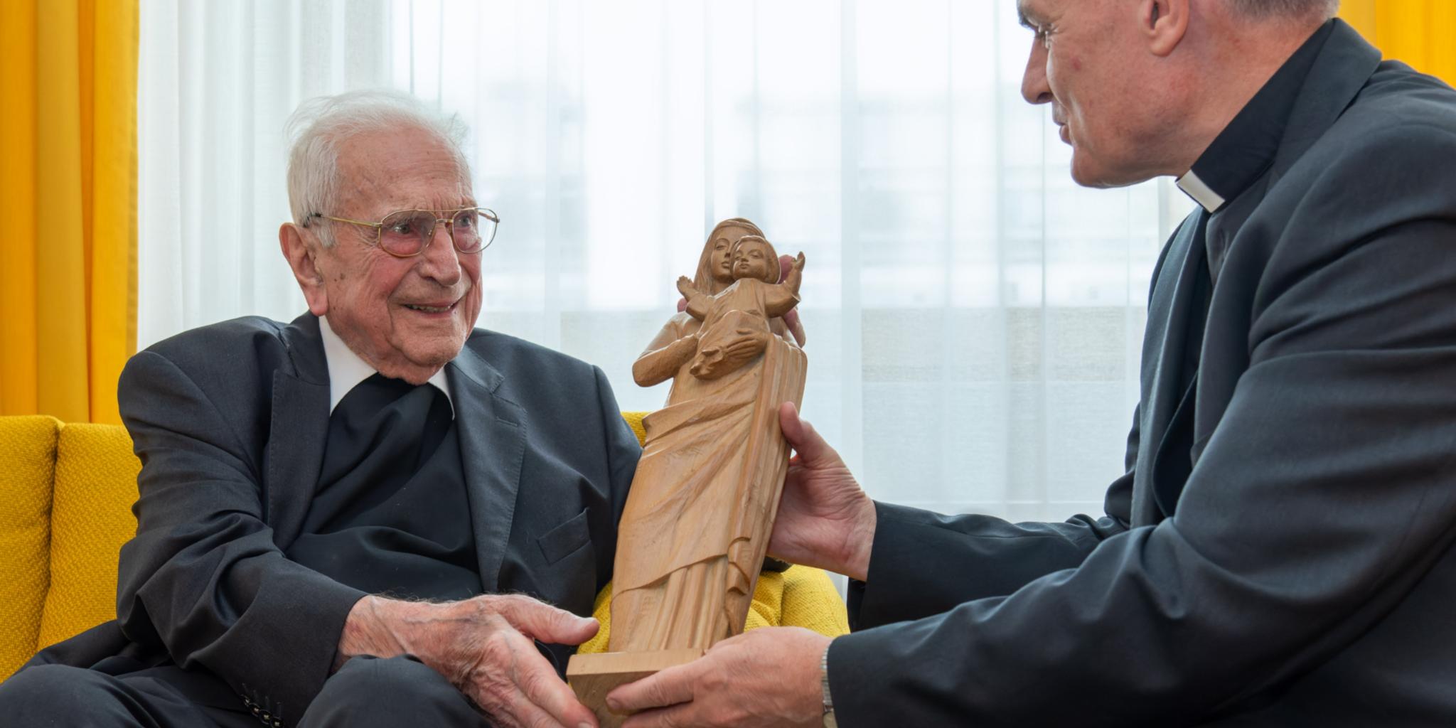 Pfarrer Maas übergibt die Marienstatue an Bischof Muser