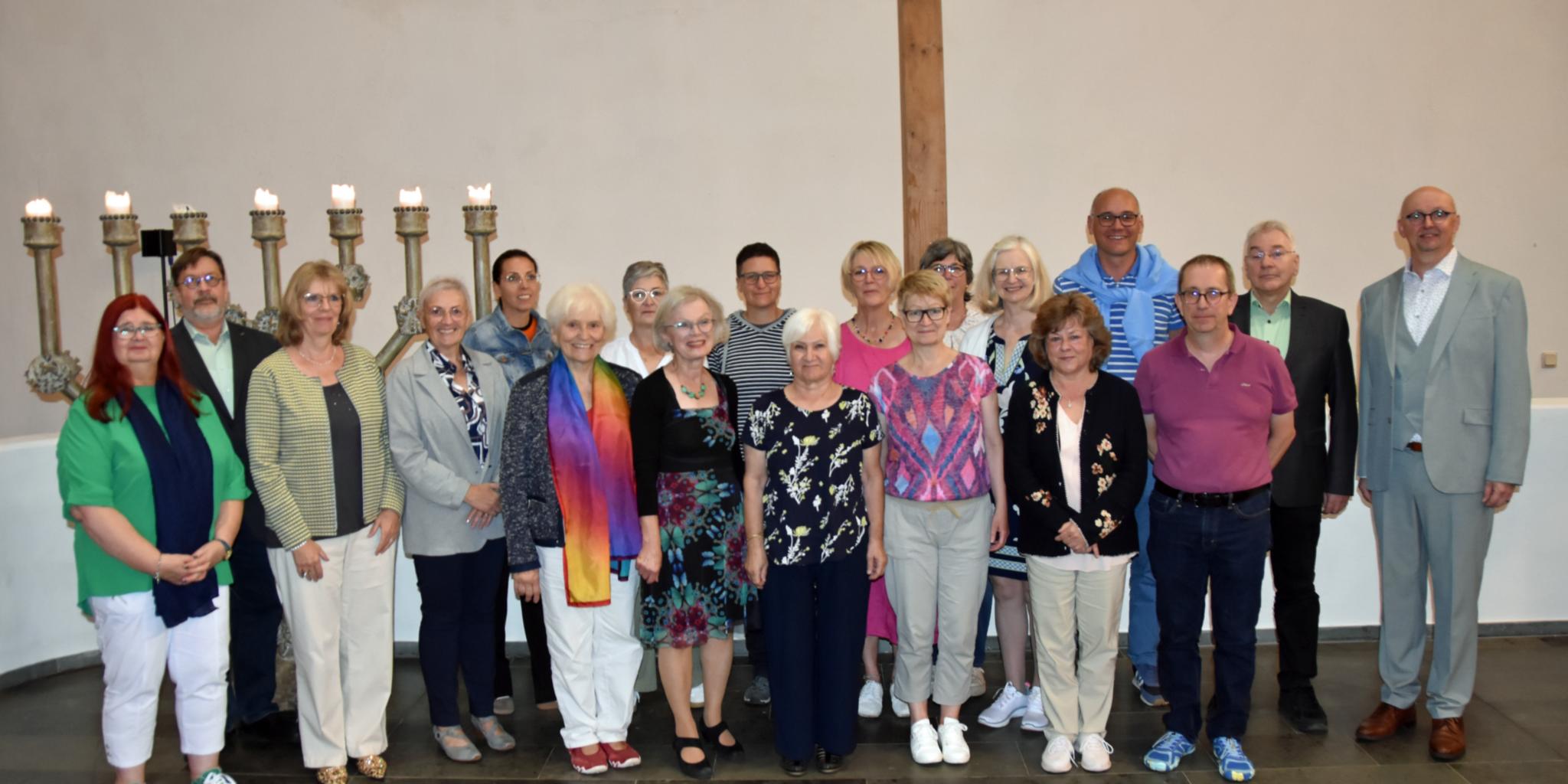 Gruppenfoto der neuen ehrenamtlichen Trauerbegleiter*innen