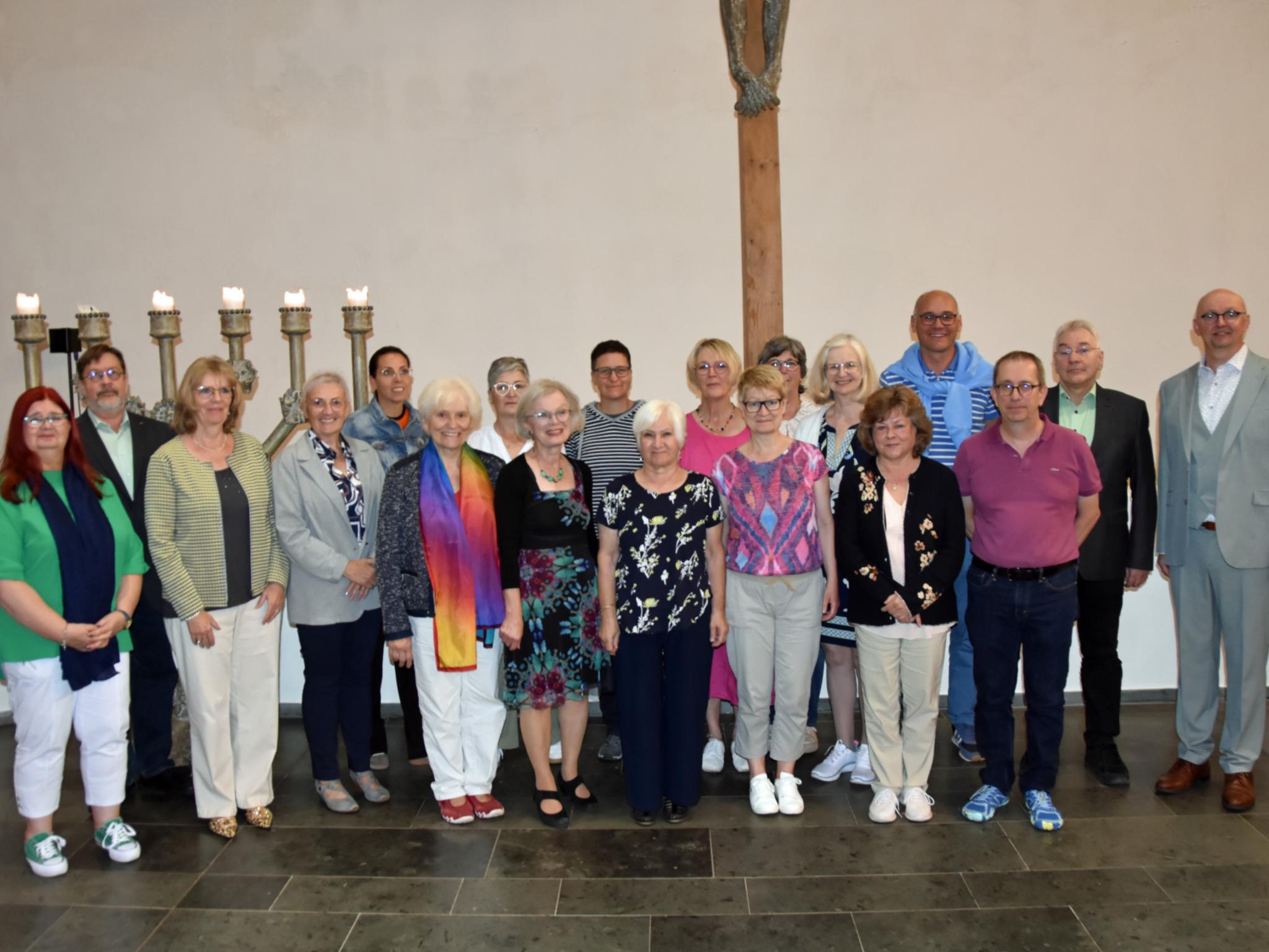 Gruppenfoto der neuen ehrenamtlichen Trauerbegleiter*innen