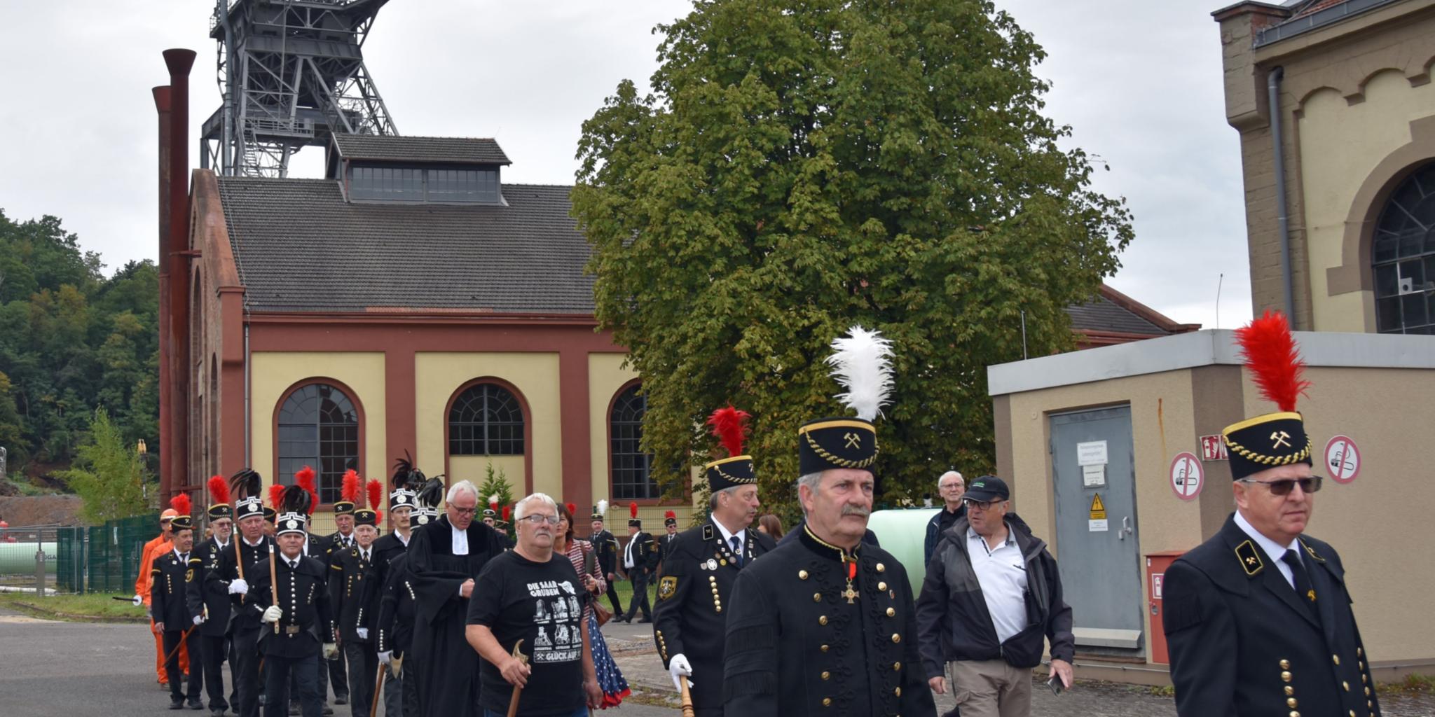 Bergparade vor dem Ensdorfer Förderturm.