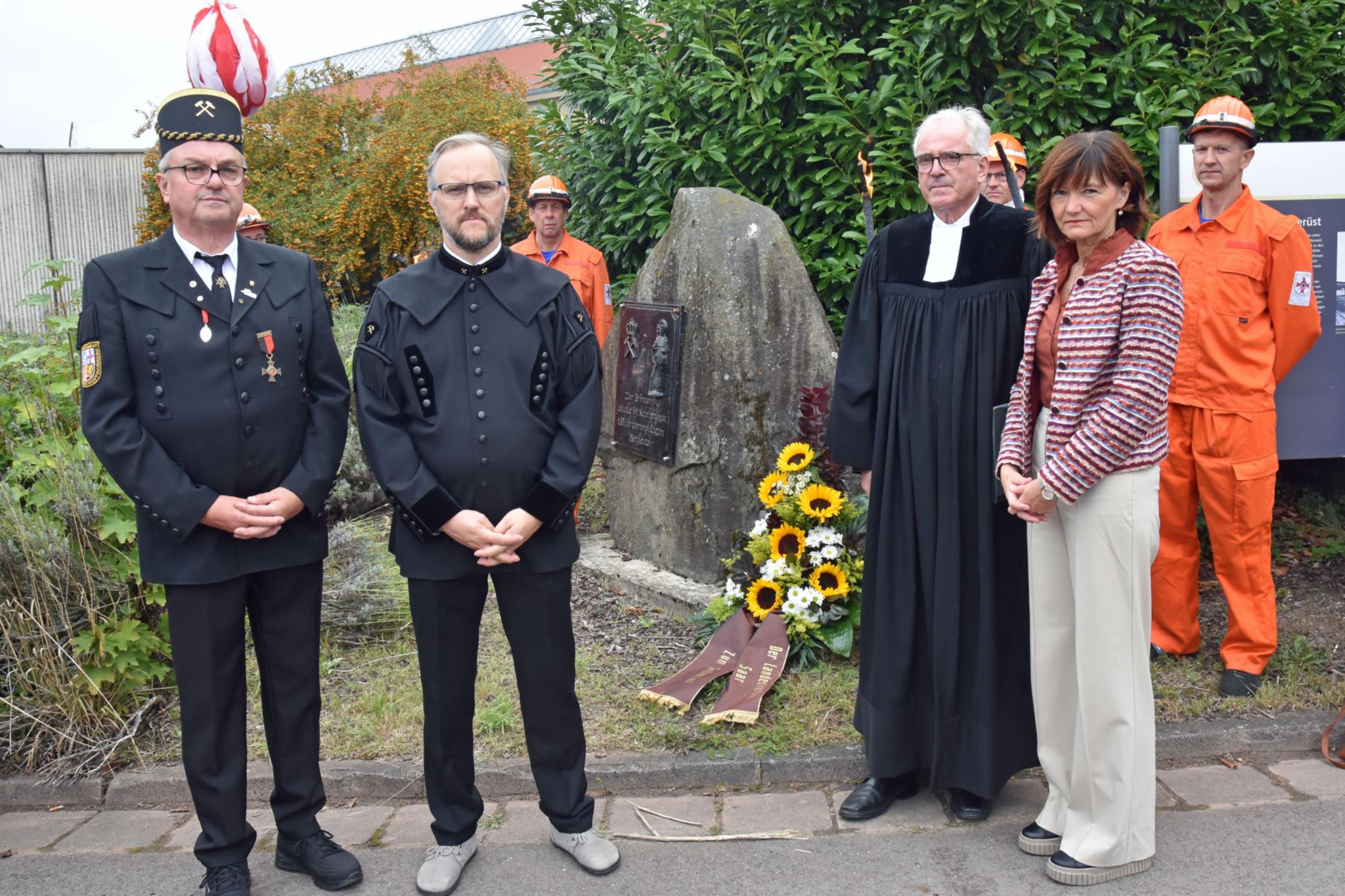 der Vorsitzende des Landesverbandes der Bergmanns-, Hütten- und Knappenvereine im Saarland Bernd Mathieu, der Regionalbeauftragte der RAG Dr. Michael Drobniewski, Kirchenrat Frank-Matthias Hofmann und Ordinariatsdirektorin Katja Göbel gedachten der verunglückten Bergleute.