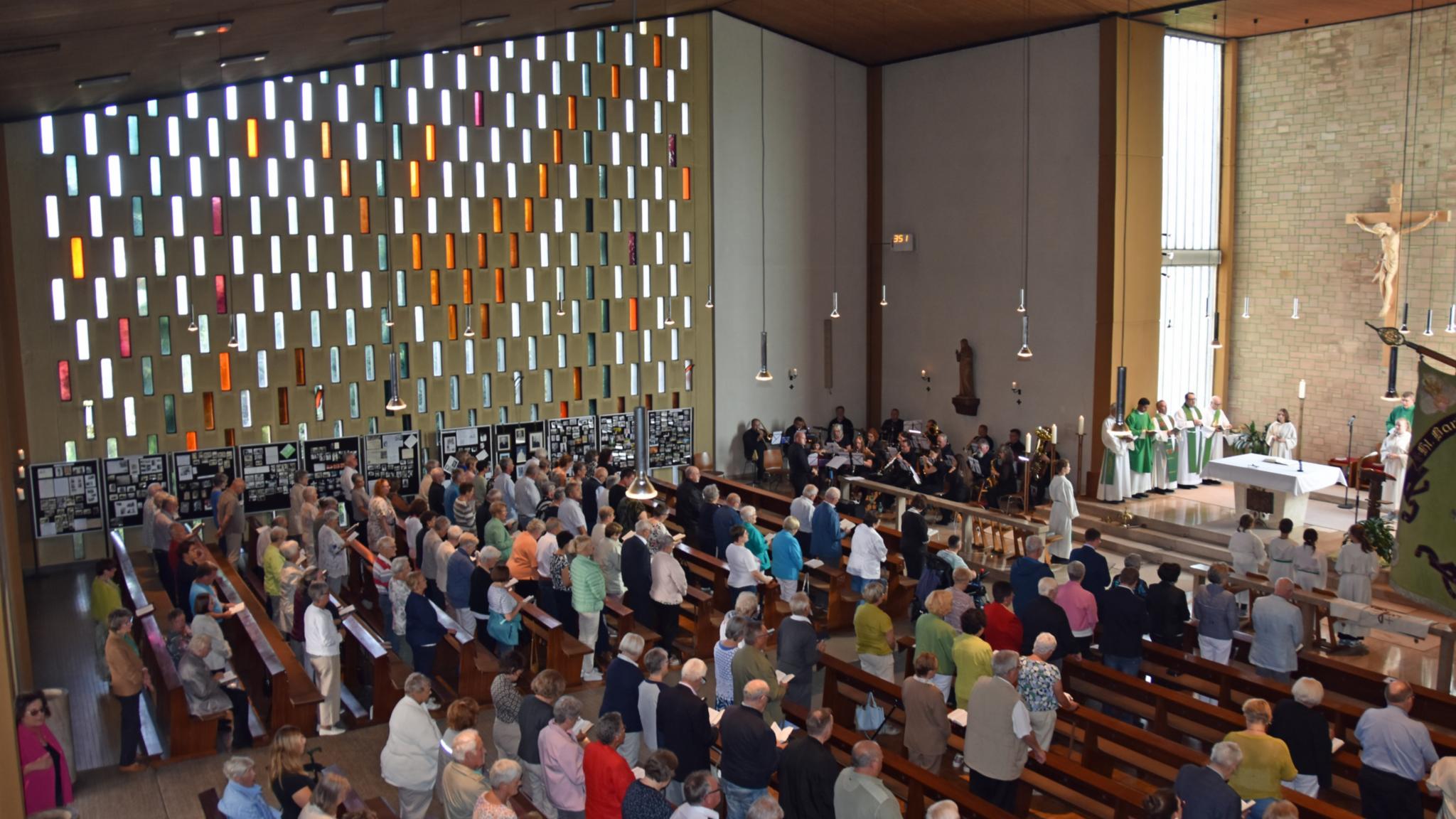 350 Menschen kamen zum letzten Gottesdienst in die St. Pius X.-Kirche in Calmesweiler.