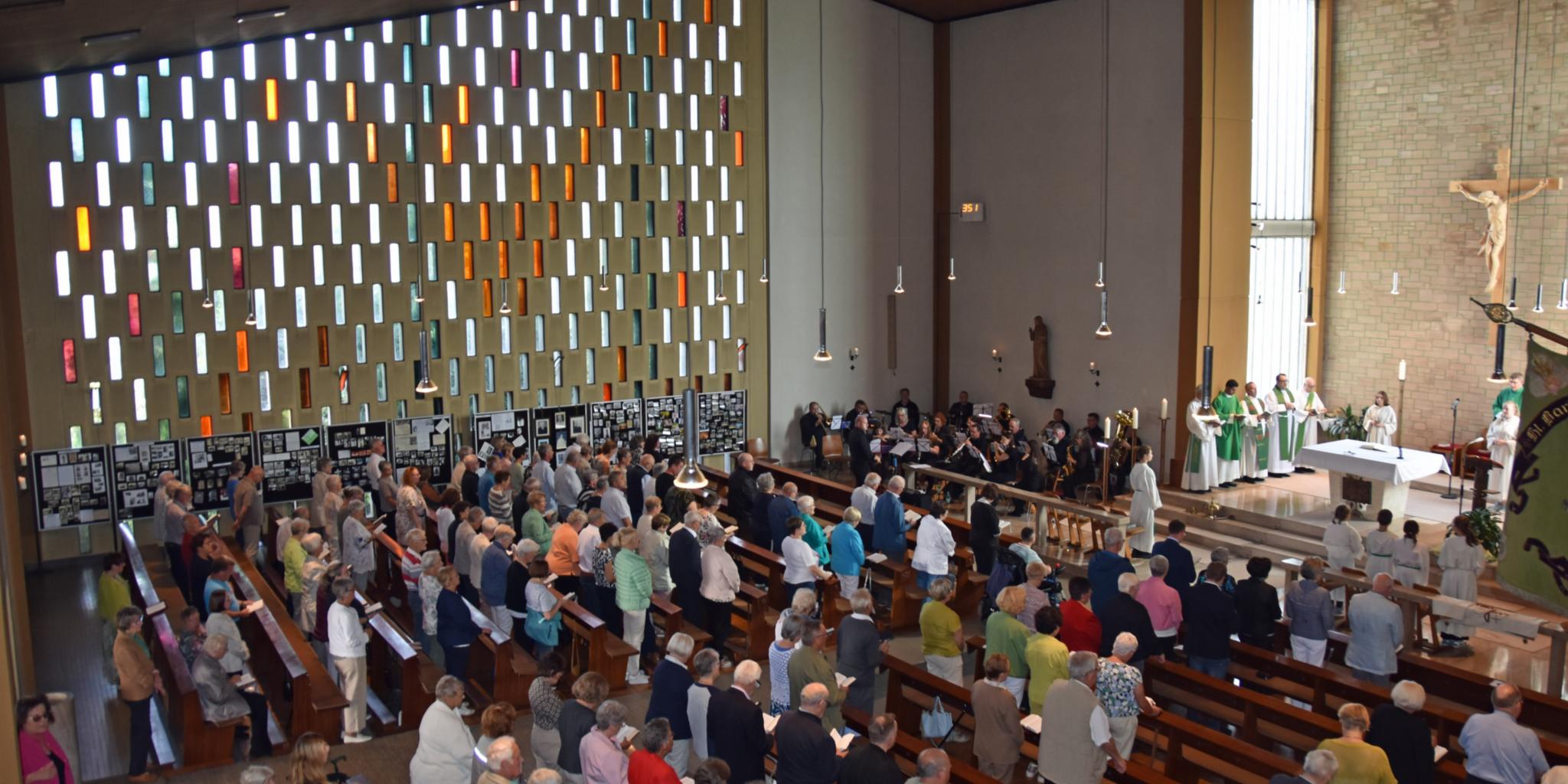 350 Menschen kamen zum letzten Gottesdienst in die St. Pius X.-Kirche in Calmesweiler.