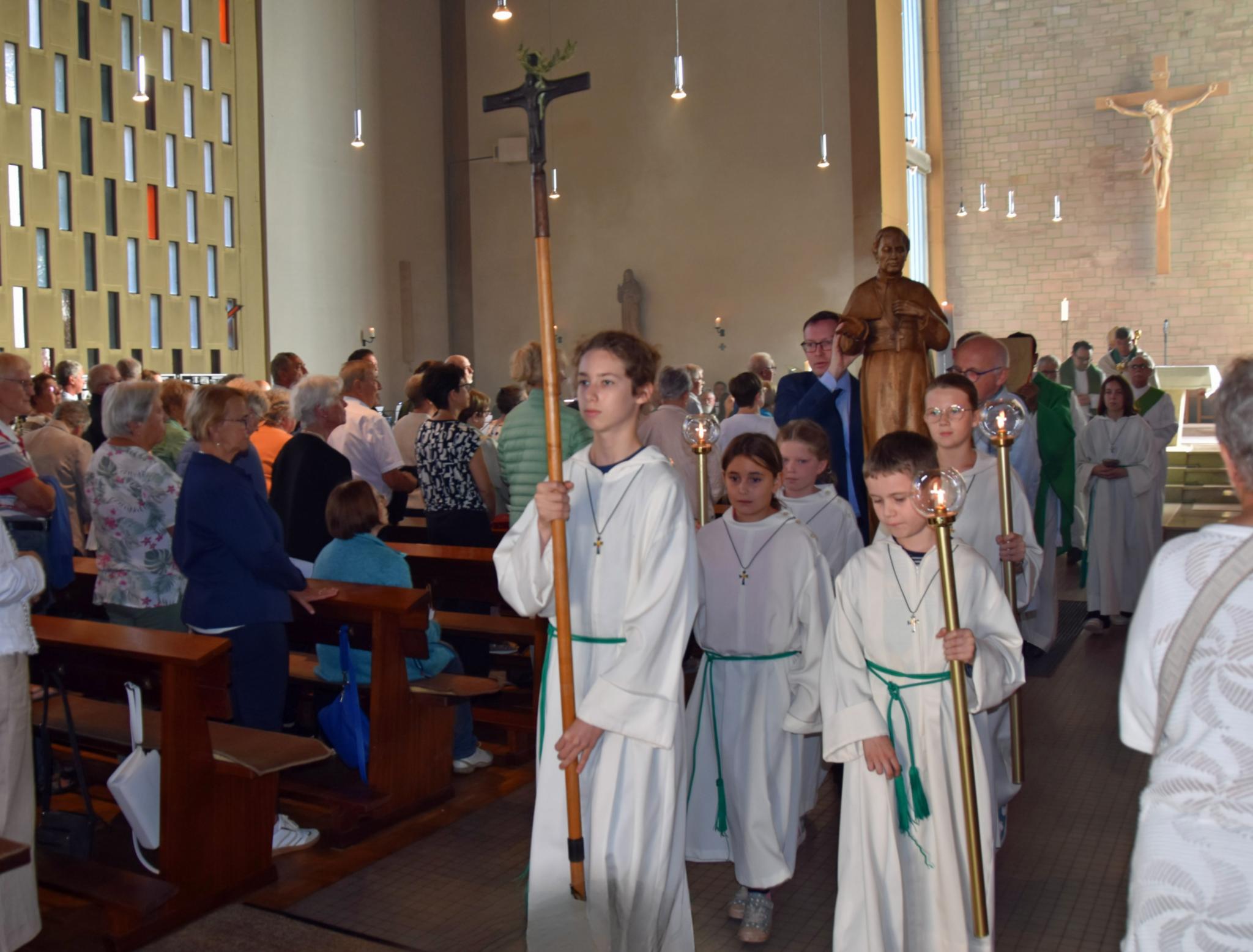 Nach dem Profanierungs-Gottesdienst wird auch die Statue des Heiligen Pius X. aus der Calmesweiler Kirche getragen.