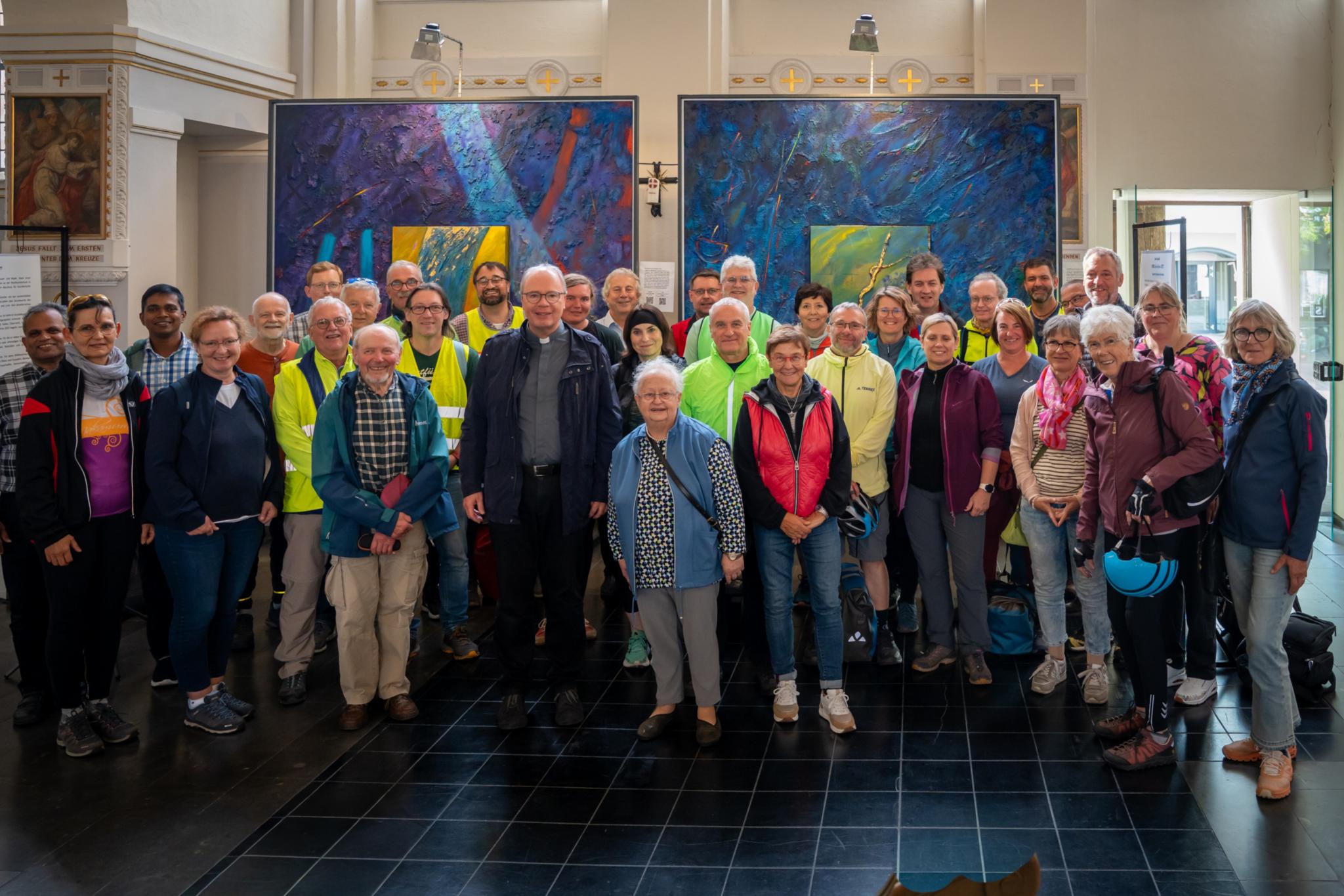 Gemeinsam mit Bischof Stephan besuchten die Radpilger die Ausstellungen des Künstlers Uwe Appold.