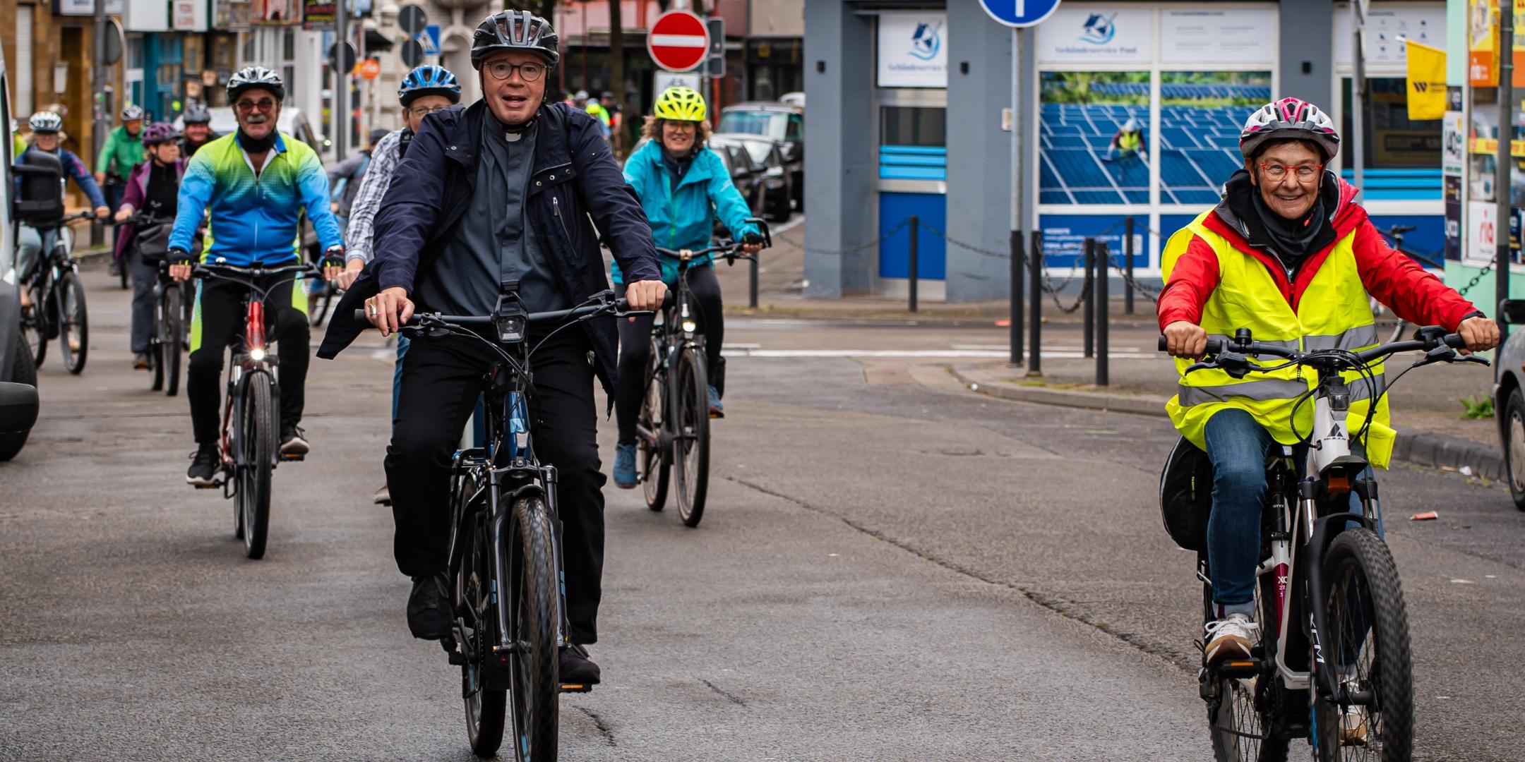 Auf einem E-Bike radelte Bischof Stephan Ackermann von Merzig nach Saarbrücken.