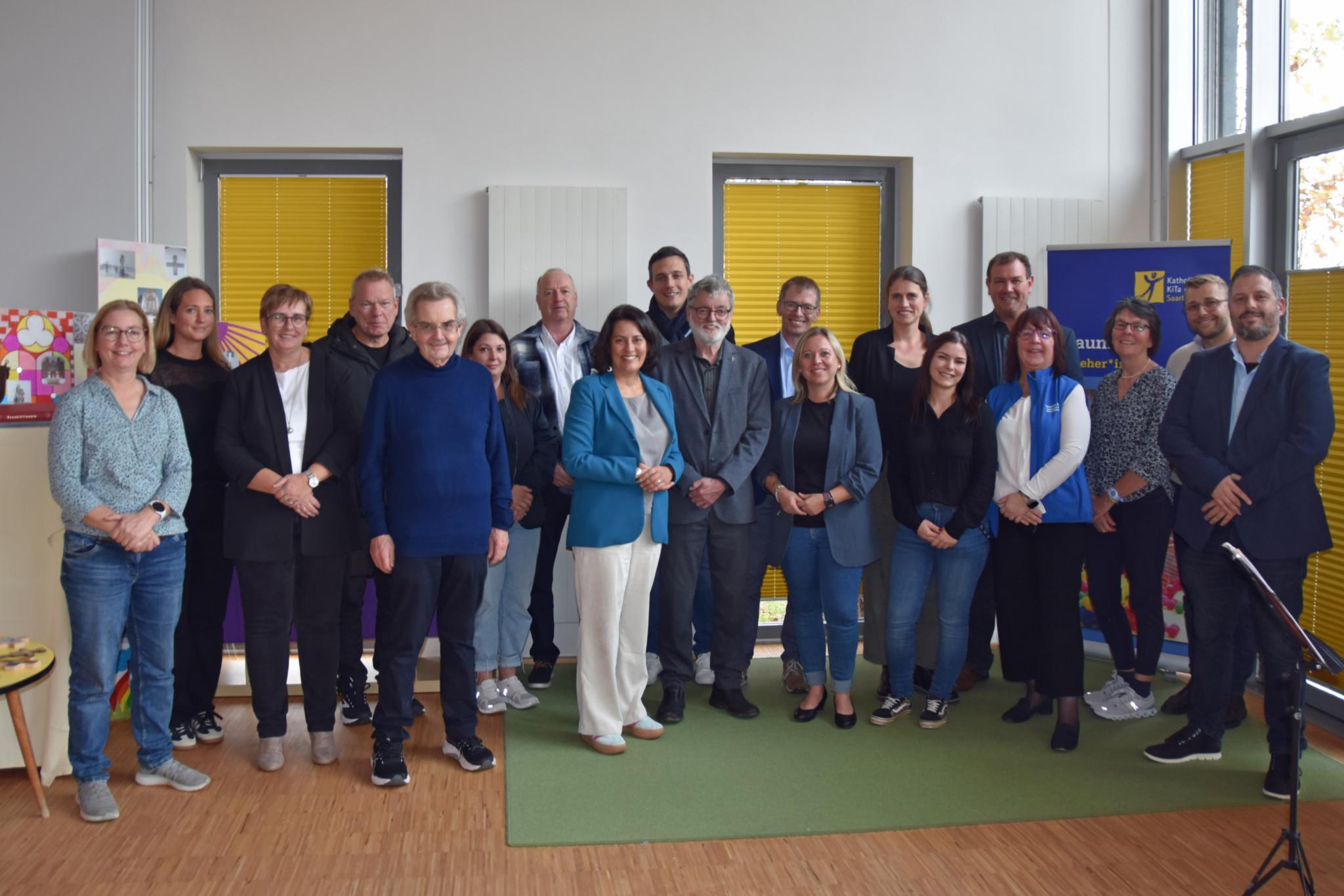 Eine Gruppe von Menschen steht für ein Bild zusammen