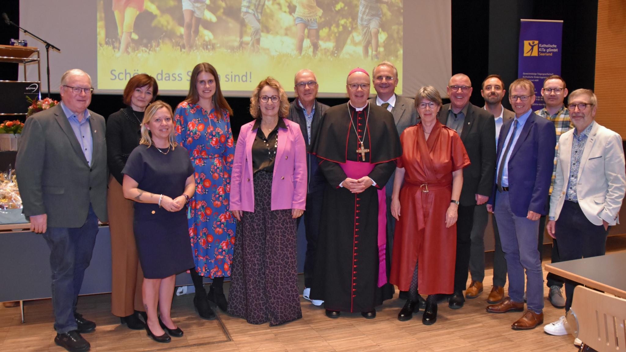 Der Aufsichtsrat der Katholischen KiTa gGmbH und Gäste aus Politik und Kirche, darunter Staatssekretärin Jessica Heide, Bischof Stephan Ackermann, Vertreter von Landkreis und Kommunen sowie die Geschäftsführerinnen der Katholischen KiTa gGmbH Saarland.