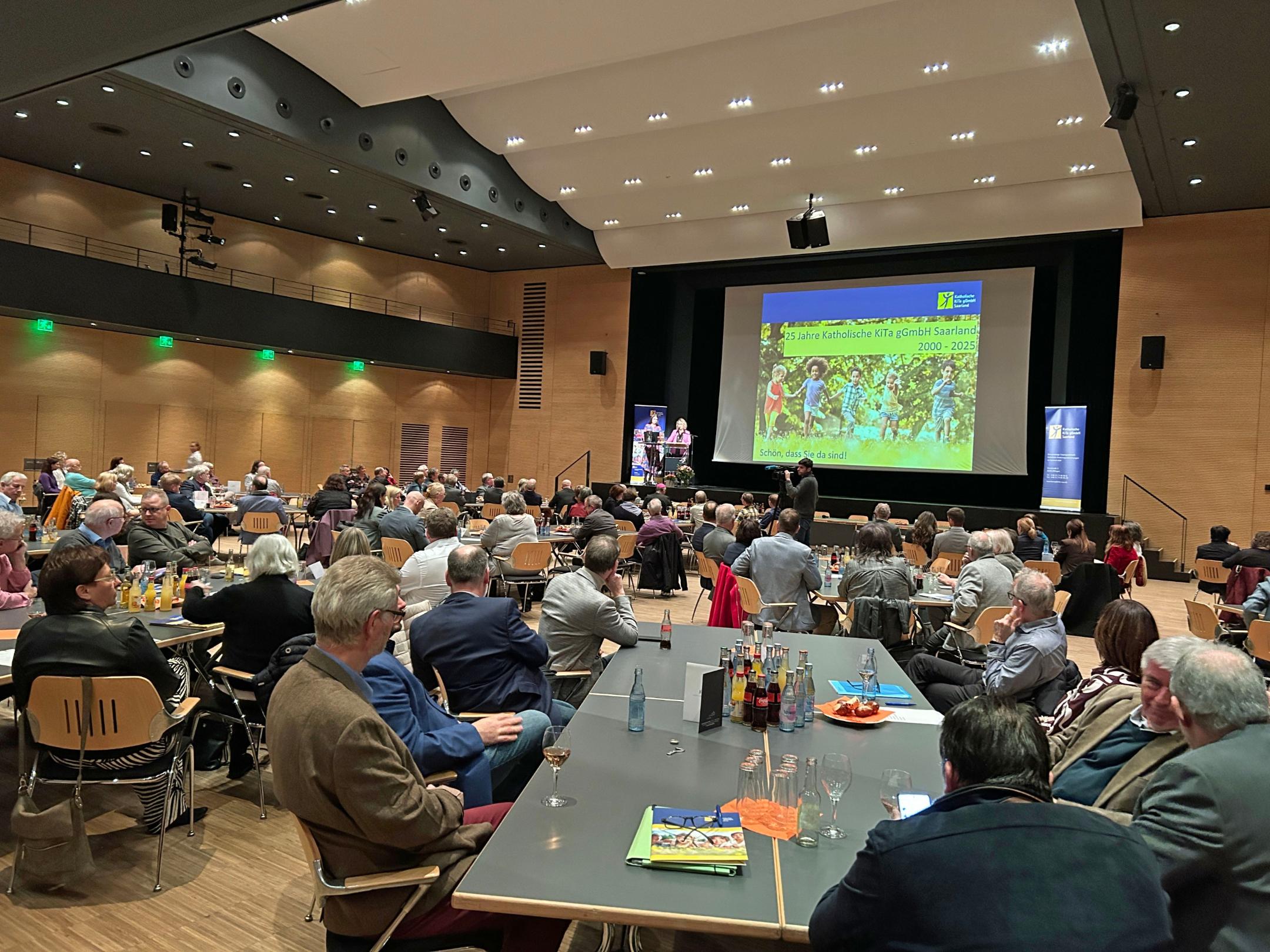 Rund 150 Vertreter der Kirchengemeinden waren zur 26. Gesellschafterversammlung der Katholischen KiTa gGmbH Saarland nach Illingen gekommen.