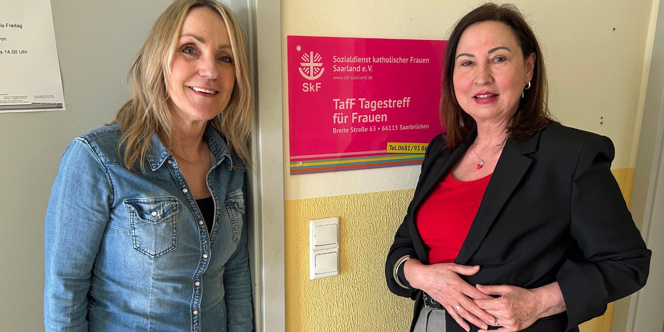 Daniela Schwan und Birgit Brittnacher vom SkF vor dem neuen Tagestreff für Frauen (TafF) in der Breiten 63.