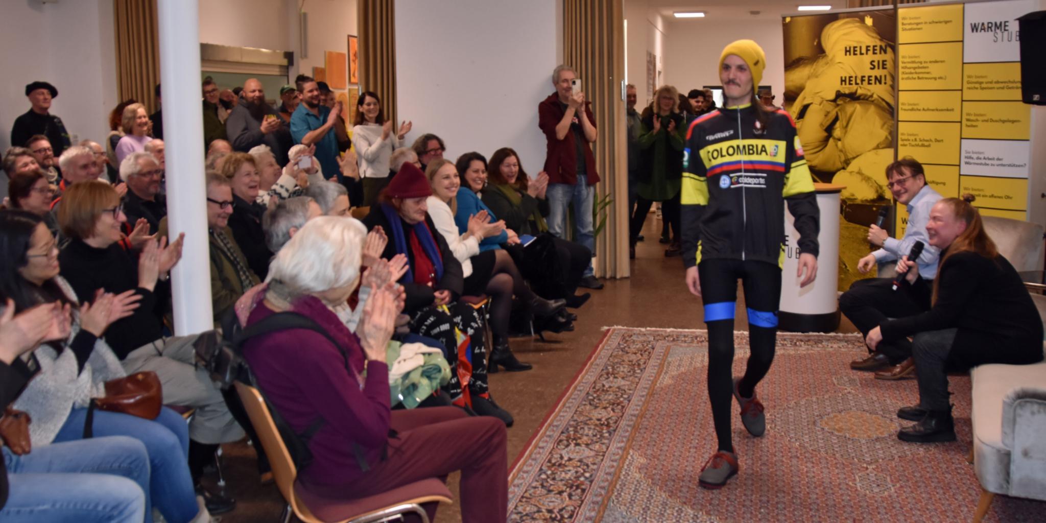 Modenschau während der Vernissage von 'Nomaden der Neuzeit'