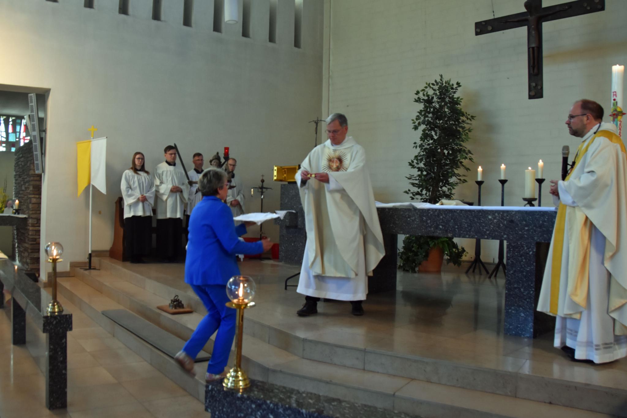 Generalvikar Ulrich von Plettenberg entnimmt das Reliquiar Papst Pius X. aus dem Altar in Lockweiler.