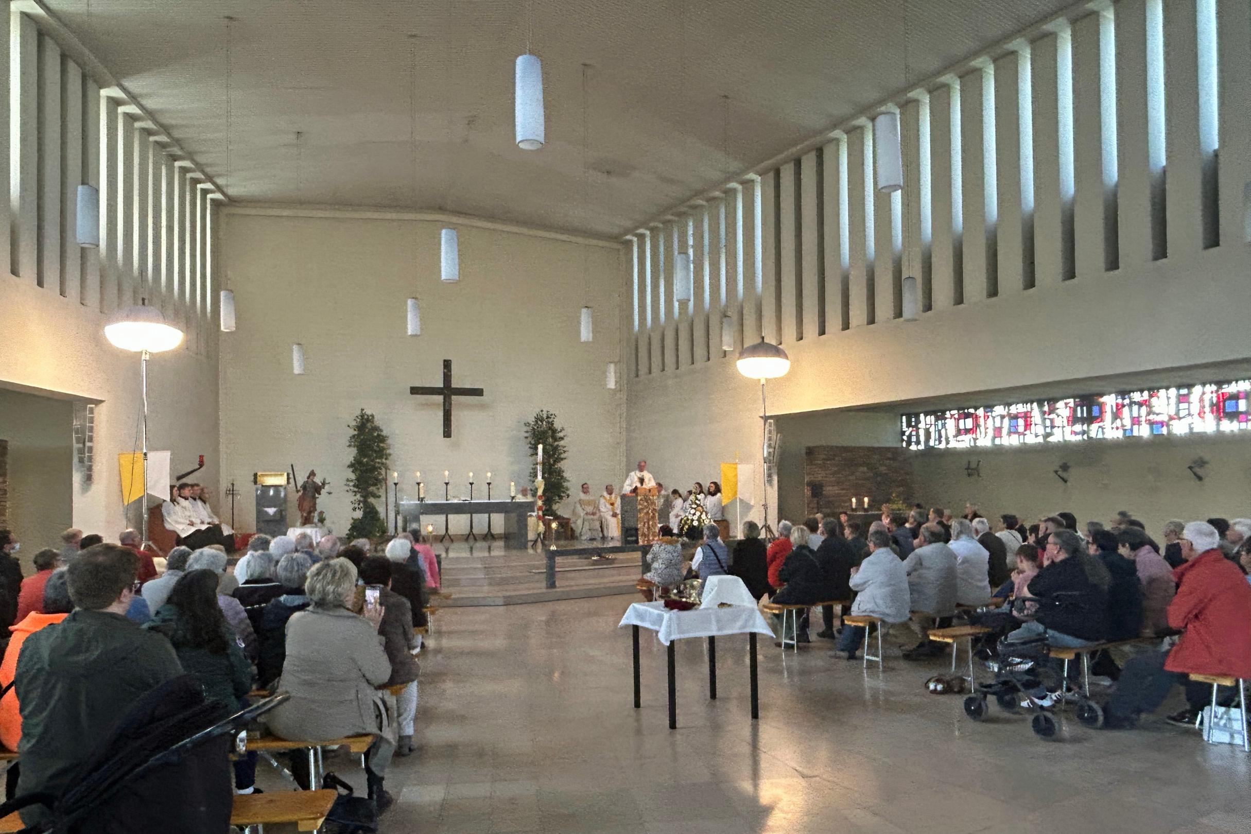 Rund 300 Menschen nahmen am Gottesdienst zur Profanierung teil.