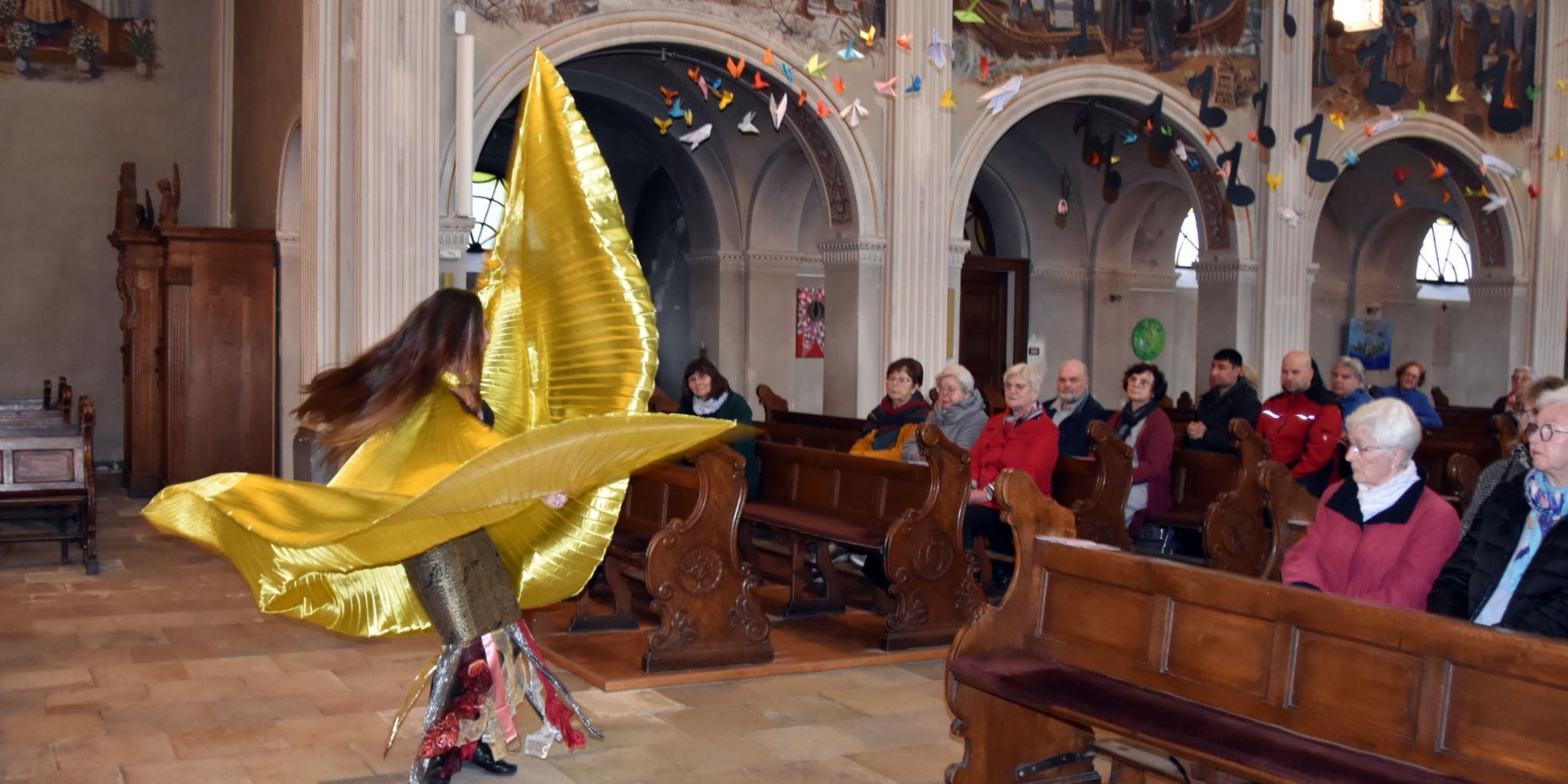 Judith Boy bei ihrer Performance zu 'Skyfall'