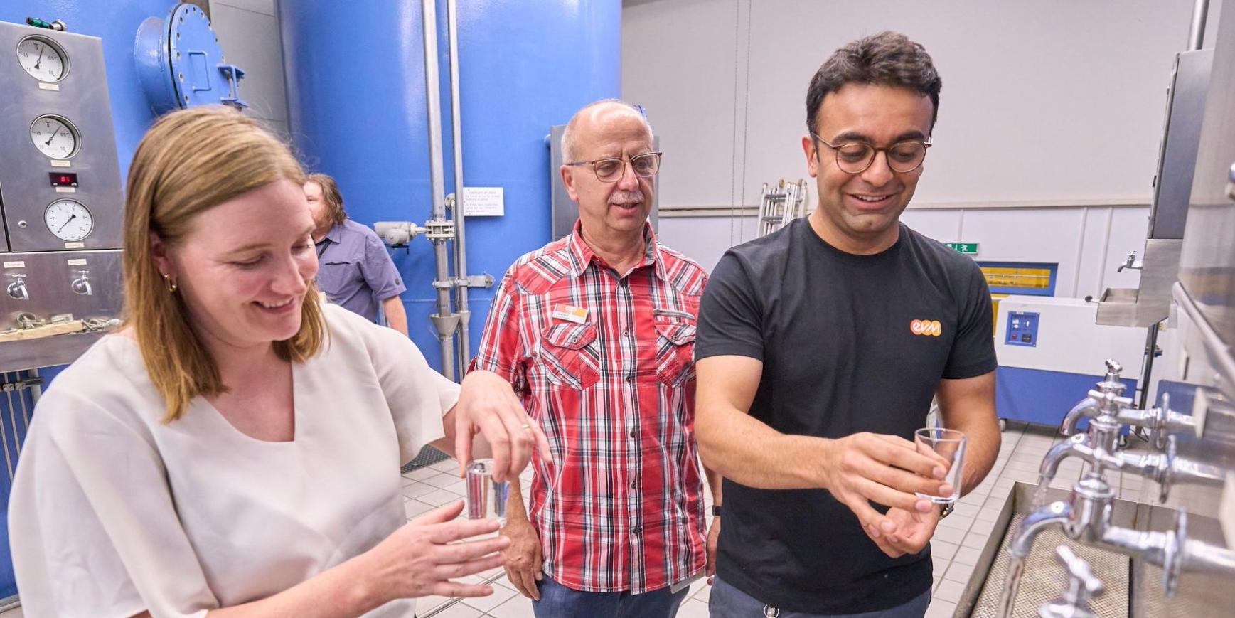 Pourya Rasti zeigte Staatsministerin Katharina Binz seinen Arbeitsplatz im Koblenzer Wasserwerk.