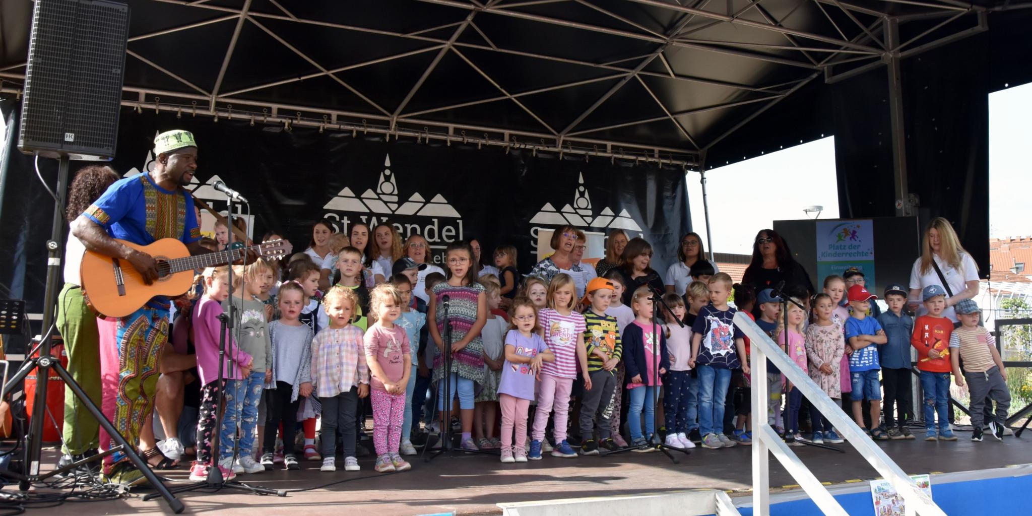 Kinder der katholischen Kitas Winterbach und Niederlinxweiler singen mit Dédé Mazietele.