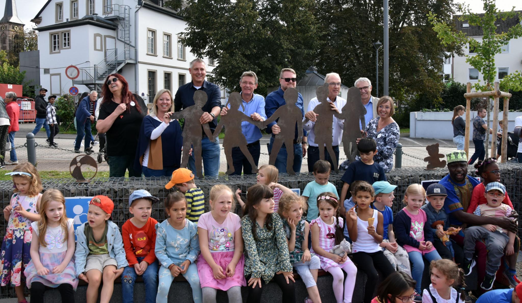 Hoher Besuch bei der Eröffnung: Bildungs-Staatssekretärin Jessica Heide, Landrat Udo Recktenwald, Bürgermeister Peter Klär sowie der kaufmännische Geschäftsführer der Katholischen Kita gGmbH Rainer Borens.
