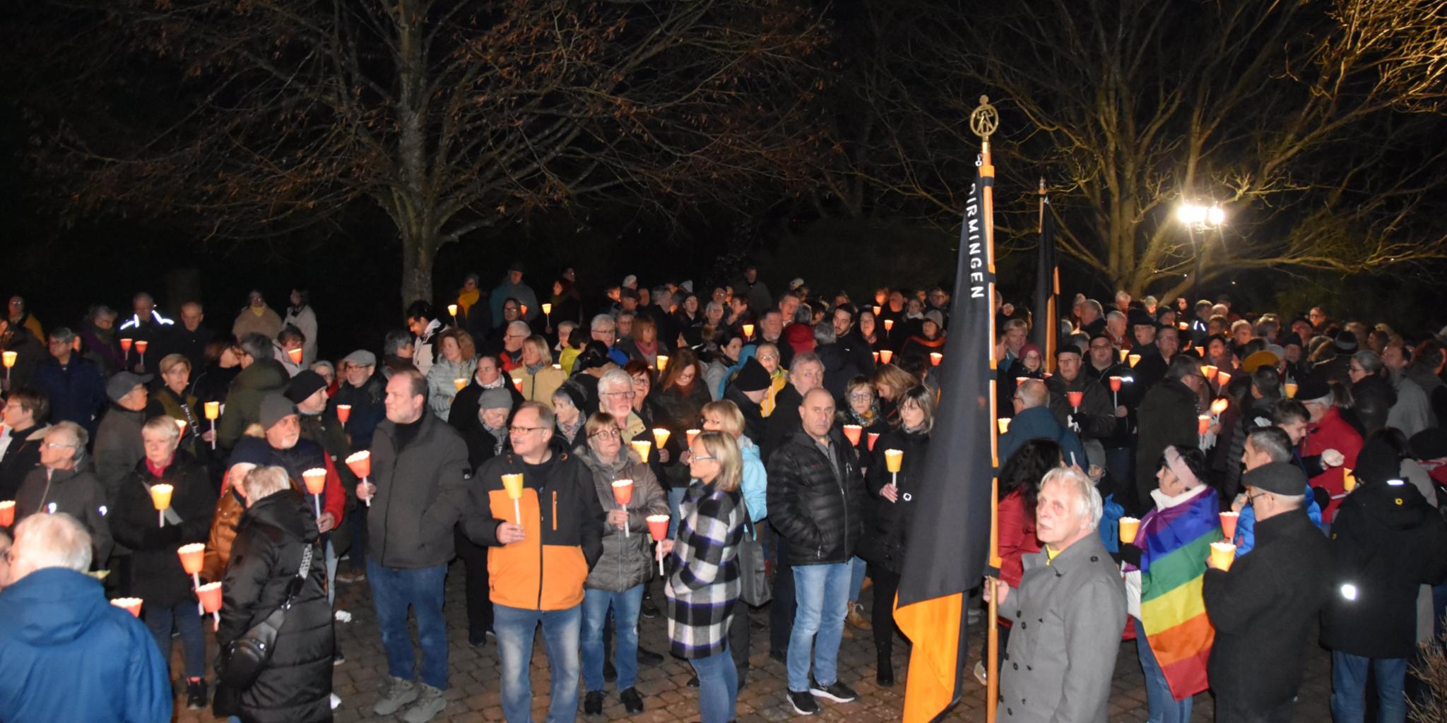 300 Menschen bildeten eine Lichterkette durch Dirmingen.