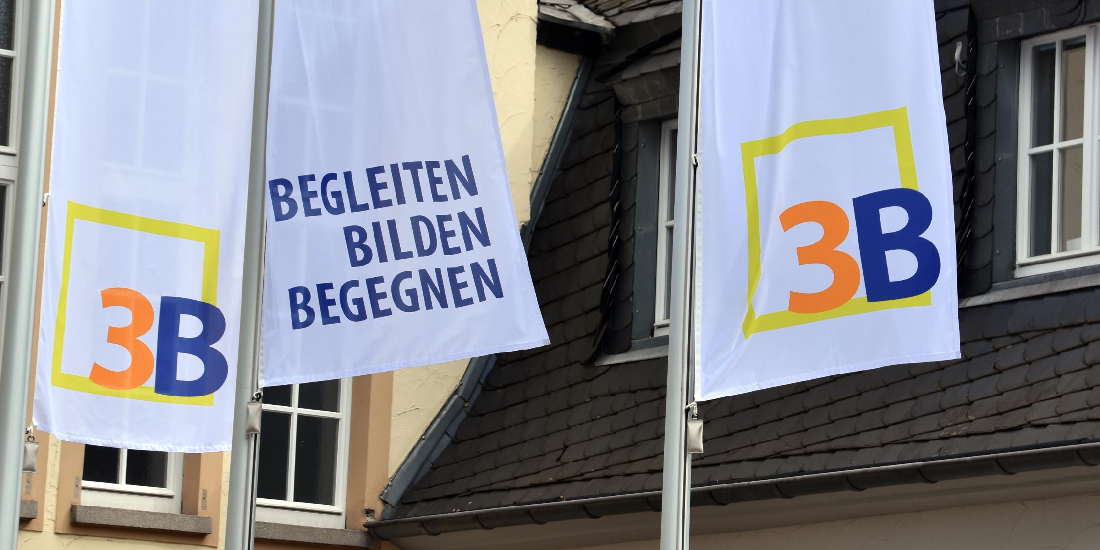 Die Fahnen am Oswald-von-Nell-Breuning-Haus in Dillingen tragen den neuen Namen 3B.