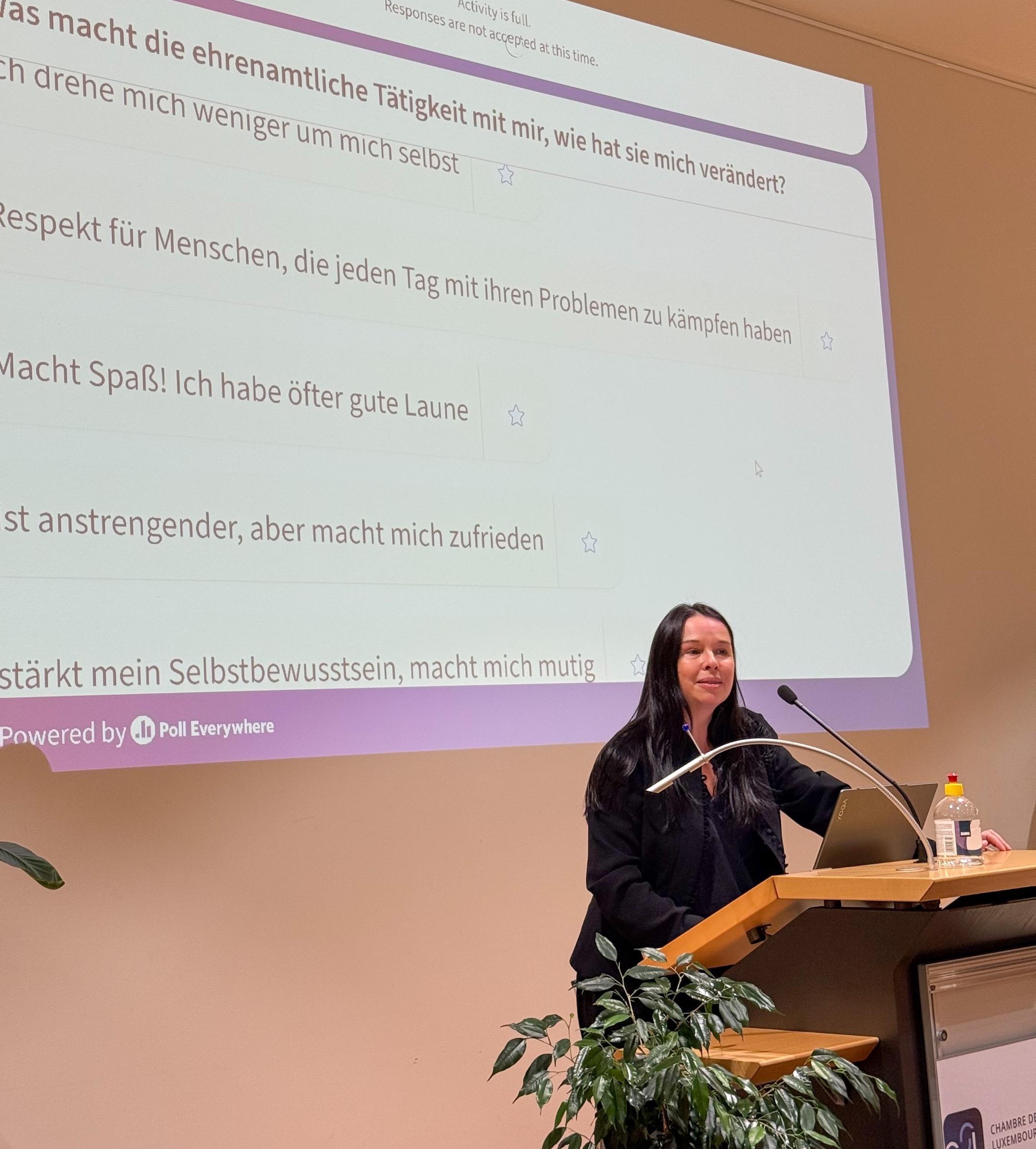 Professorin Tatjana Schnell spricht über den „Sinn des Ehrenamts“.