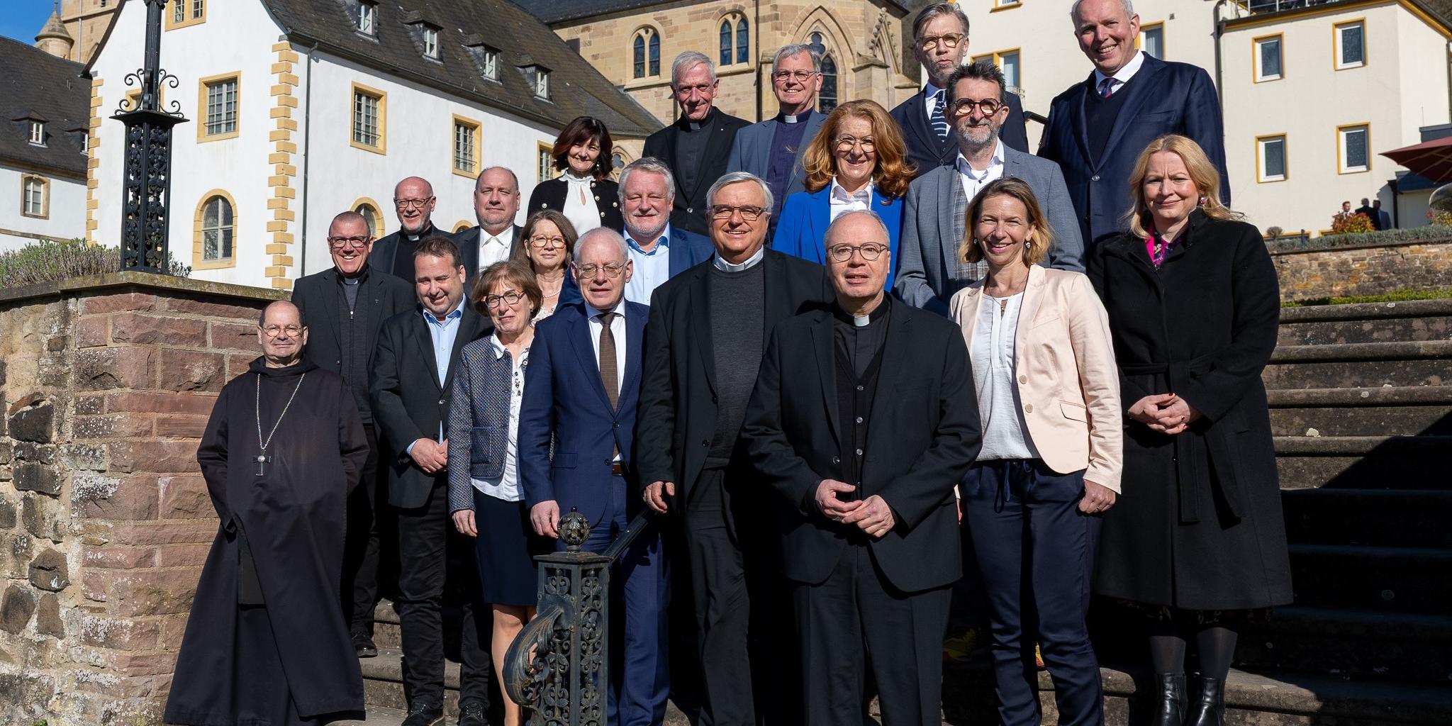 Die saarländische Landesregierung mit Vertretungen der Bistümer Speyer und Trier