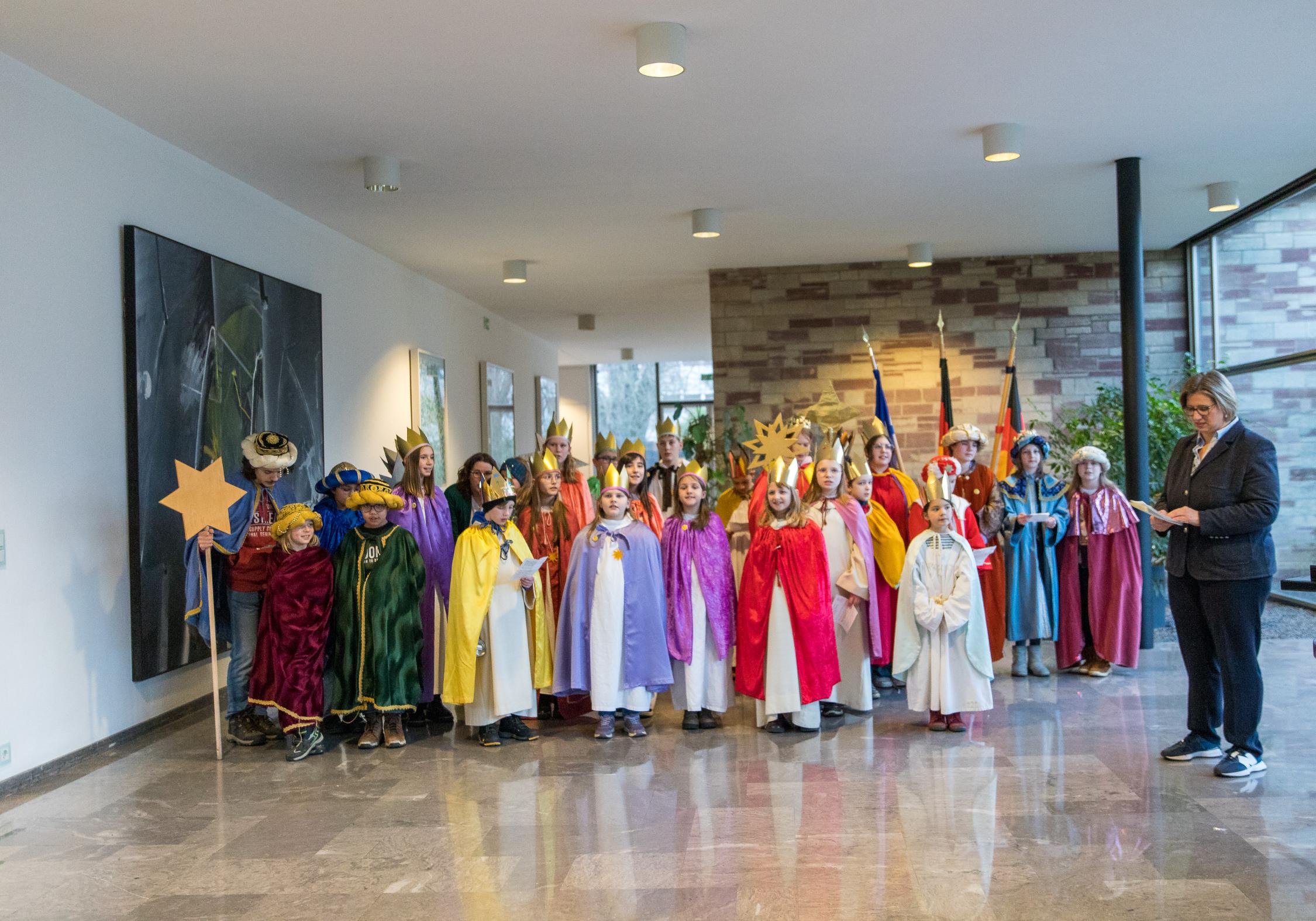 Rund 30 Sternsinger*innen besuchten am 8. Januar Ministerpräsidentin Anke Rehlinger.