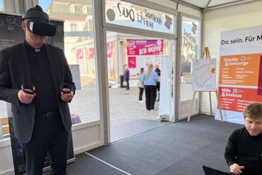 Generalvikar Tim Sturm mit VR-Brille